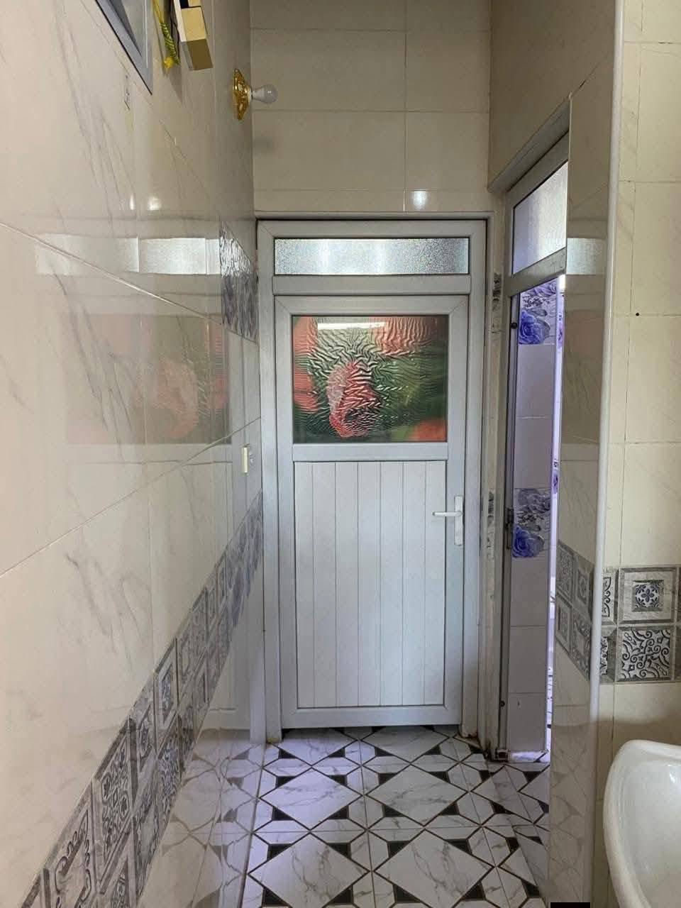 السلام عليكم 
دار للبيع مكان مميز جدا مستعجل 
طابوزراعي سند 25
تحويل البيت بعد الشراء مباشر 
نوع البناء //طابوق السقف صب كونكريت بإشراف وتنفيذ مهندس مدني 
العنوان // بابل المدحتيه/حي علي قمارة على الشارع التبليط مباشر ركن على شارعين امامي 10متر فرعي 7متر على الجه اليسرى تحويل مباشر
المساحة// 200مترسند 
واقع حال 213متر
الواجهه //11متر
تحويل البيت 
 ثاني يوم بعد الشراء
تفاصيل البيت 
غرفت نوم عدد 2
استقبال 
صاله كبيره
مطبخ 
ممر خلفي 
طارمه
صحيات داخليه و خارجيه
نصب نضام كاميرات 
خدمات كامله من ماء وكهرباء
 وتبليط لحد باب البيت 
عرض الشارع 10متر
السعر //١٠٠وبي مجال
سنة البناء 2024
البيت حلو ومرتب  على الشارع التبليط مباشر 
ملاحظه//البيت مابي اي نقص 
بناء درجه اولى تصميم خارطة نضام تركي 
البيت ركن على شارعين الرئيسي ١٠متر والفرعي ٧متر باب على الشارع الفرعي 
للاستفسار
مراجعة مكتب دلالية وائل الهندي 
***********وائل الهندي
***********ابو علي
