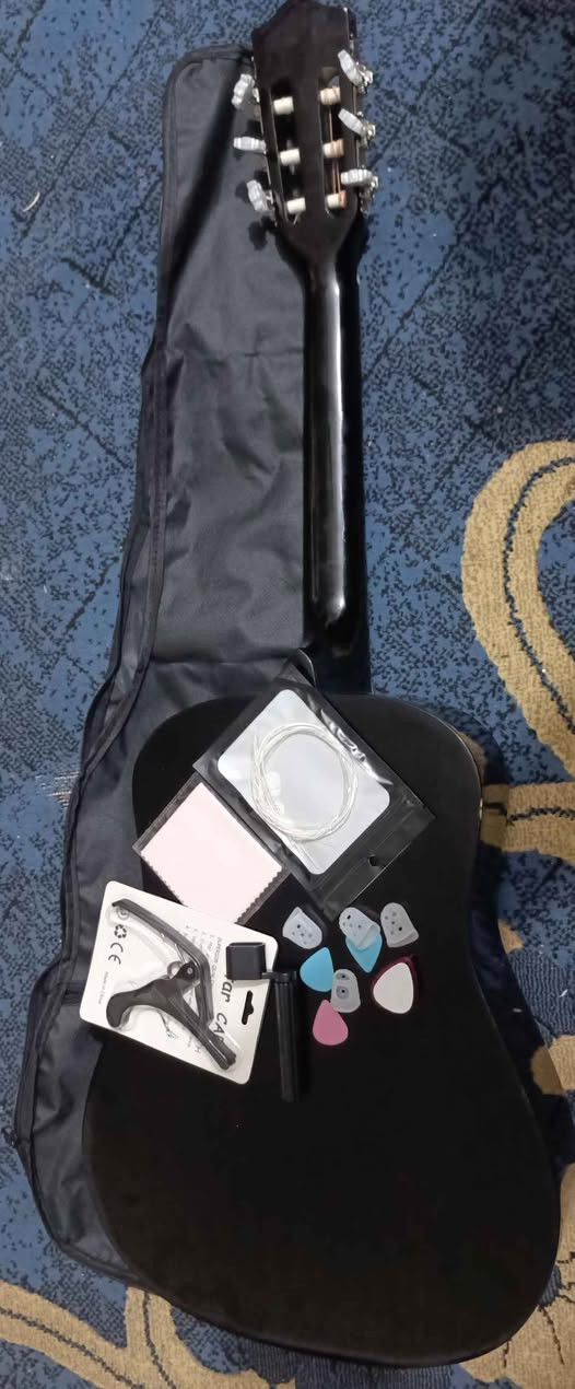 كيتار أكوستيك مميز - صوت نقي وتصميم أنيق مال باله اوربية
​لعشاق الموسيقى والمبتدئين، متوفر كيتار بتصميم عصري وألوان جذابة (أزرق ملكي وأسود)، الكيتار بحالة ممتازة وصوته جداً رنان.
​المواصفات والملحقات:
✅ الخامة: خشب عالي الجودة بلمسة احترافية.
✅ الملحقات: يجي وياه جنطة (حقيبة) أصلية للحماية، طقم أوتار إضافي، ريش عزف، وكابو (Capo). كافة ملحقات تجي وياه
✅حالة جديد وجاهز للاستخدام مباشرة، الكراتين الأصلية موجودة.
✅ الألوان: متوفر باللون الأزرق المتدرج واللون الأسود الكلاسيكي.
​السعر والعرض:
💰 السعر: 95 ألف دينار فقط.
🚚 يوجد خدمة توصيل ٥ الاف لكافة المحافظات بغداد, العراق


**إذا كنت صاحب هذا الإعلان وتريد حذفه لأي سبب، رجاءا أرسل رسالة إلى الدعم الفني**