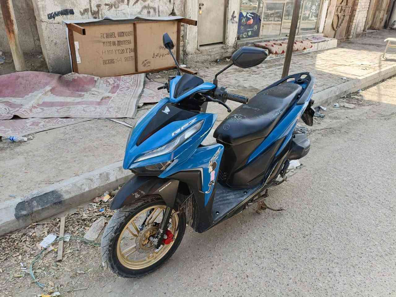 السلام عليكم هوندا للبيع مشروطه من كلشي ما مفتوحه دراجه حلوه سعرهه ٩٠٠ وبيهه مجال مكانه سماوه القشله 
للأستفسار ‏‪***********‬‏
