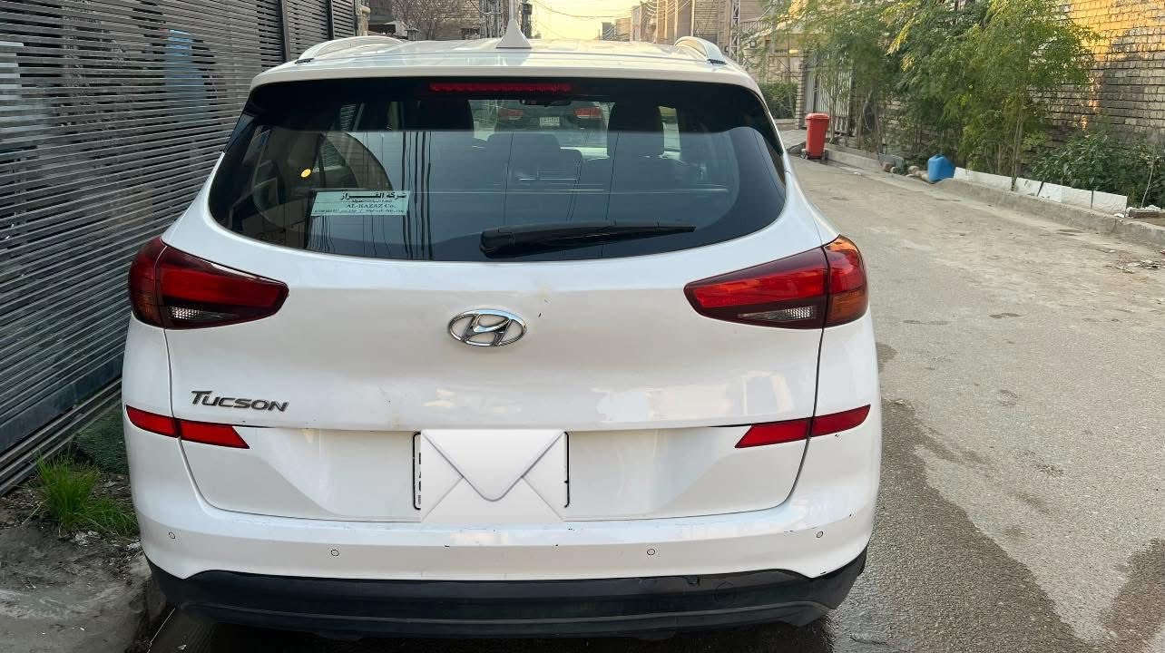 السلام عليكم
توسان 2020 وارد خليجي 
رقم بغداد
ماشية 80 الف 
٣ وضعيات قياده سبورت وايكو ومعتدل 
مري شفط 
حساسات 
كامره خلفية وباقي المواصفات المعروفة
سياره مال بيت نضافة 100% 
بيها بارد خفيف بالجنطه ( الصندوك )
مكاني حي العدل بغداد 
السعر 205 وبي مجال 
***********
