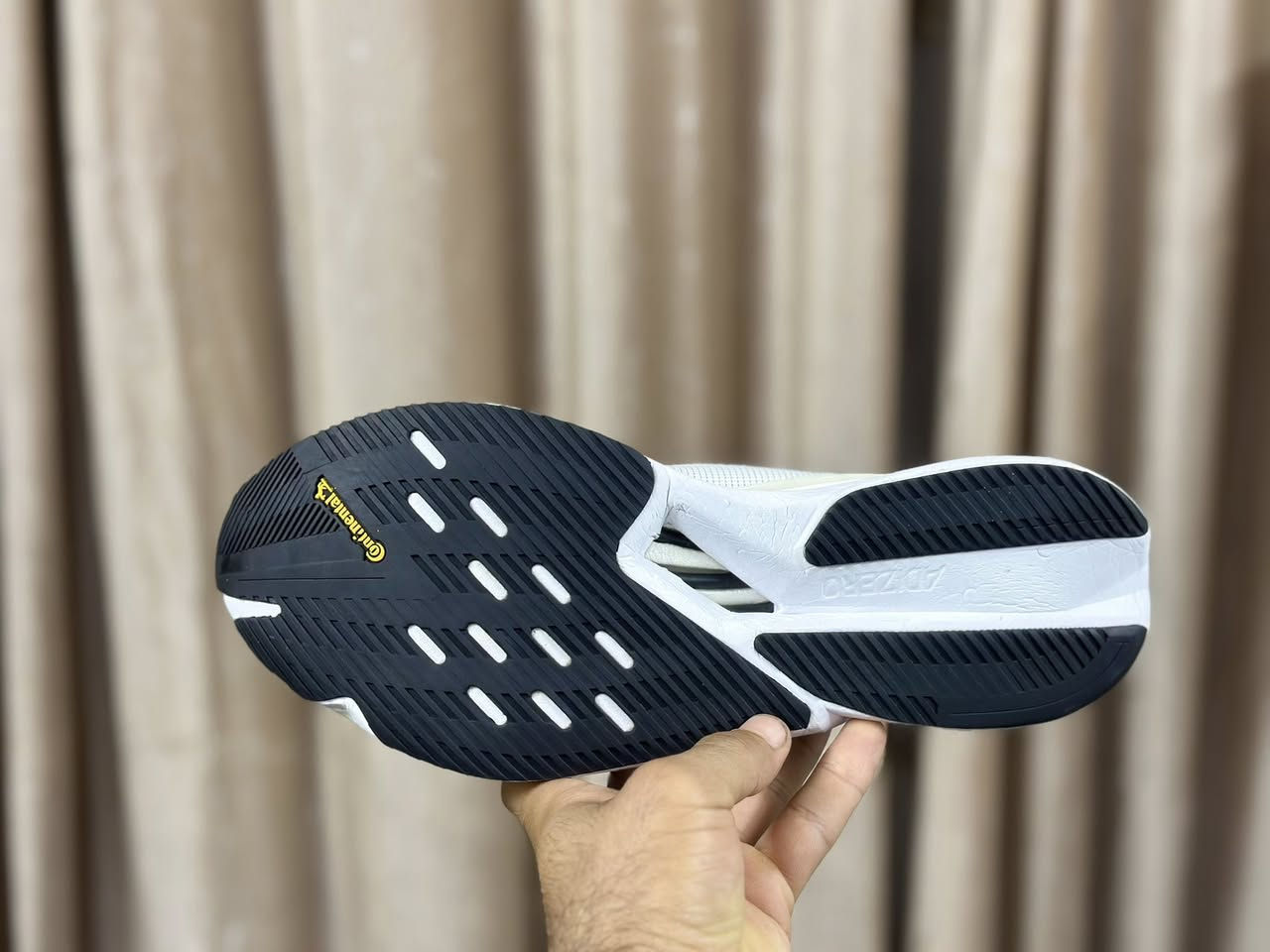 ادزيرو حديث 
قياس 45 وثلث 
طول القدم 29
يوجد توصيل بغداد ***********
