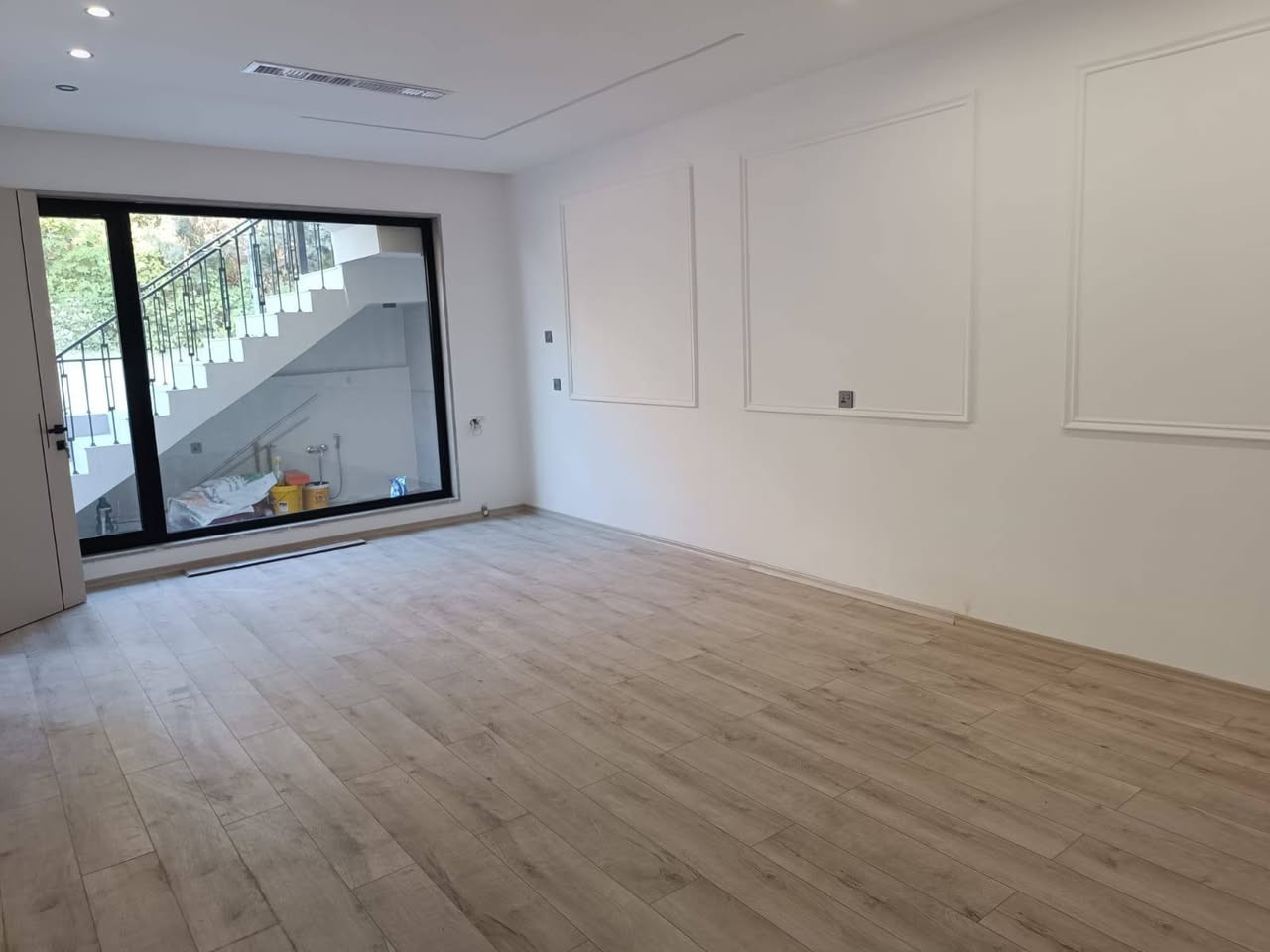 (خانووی تازە بۆ فرۆشتن لە سلێمانی لە گەڕەکی ڕزگاری)
خانووەکە زۆر جوانە
تازە درووست کراوە
فوول مواسفاتە 

نزیکی جادەی عام و بازاڕ و خەتی پاسە 

مساحەی 160متر
واجهەی 8متر پانە 

دوو قاتە بۆ دوو ماڵی جیا دەبێ 

قاتی یەکەم (هۆڵی دانیشتن و میوان و مەتبەخ، مساعد مەتبەخ، دوو ژووری نوستن، حمام و توالێت، گراج) 

قاتی دووەم (هۆڵی دانیشتن و میوان و مەتبەخ، مساعد مەتبەخ، دوو ژووری نوستن، حمام و توالێت، باڵکۆنی) 

تێبینی: خانووەکە دیکۆراتی جیاوازو بێ وێنەی بۆ کراوە ، وە سیستمی شۆڤاژو دەکتی موبەریدە و زۆر مواسفاتی تری هەیە 

نرخی 17 دەفتەرو نیو وە مجالی تێدایە
تلفون ***********
.............................................................................
(دار للبيع في السليمانية في حي رزگاري) 
البيت الجديد
فول المواصفات 

موقع مميز
قريب من الشارع العام و اسواق 

المساحة 160متر 

مكون من الطابقين
يجوز للعائلتين 

الطابق الاول (صالة معيشة، مطبخ بارد، مطبخ حار، صحيات، غرفتين نوم، كراج) 

الطابق الثاني (صالة معيشة، مطبخ بارد، مطبخ حار، غرفتين نوم، صحيات، بلكونه) 

السعر: 17 دفتر و نص، قابل للتفاوض

للمزید من الاستفسار الرجاء الاتصال بالارقام التالیة 

هاتف، واتس اب، فايبر ***********
