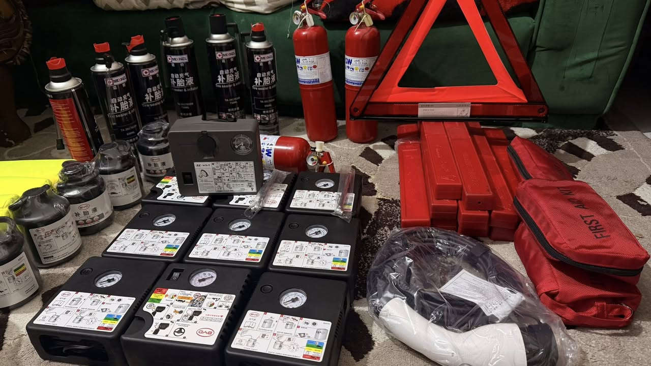 متوفر منفاخ بي واي دي اصلي شركة 
بطل رغوة حجم كبير وصغير
ملاحضة ‼️‼️‼️فقط اصلي 
طفاية حريق اصلية مع القاعدة 
صدرية السلامة 
كيج ضغط الايطارات اصلي 
مثلث اصلي كوري 
مكنسة اصلية 
كارت تشغيل nfc اصلي 
شاحنة اصلية 
للاستفسار فقط وتساب 
***********
