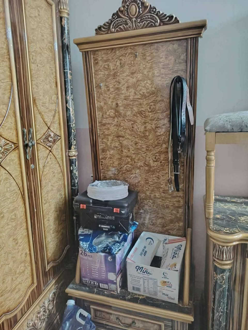 غرفه للبيع سعرها 200قفل بيع سريع شراي يتواصل معي مباشر ***********
