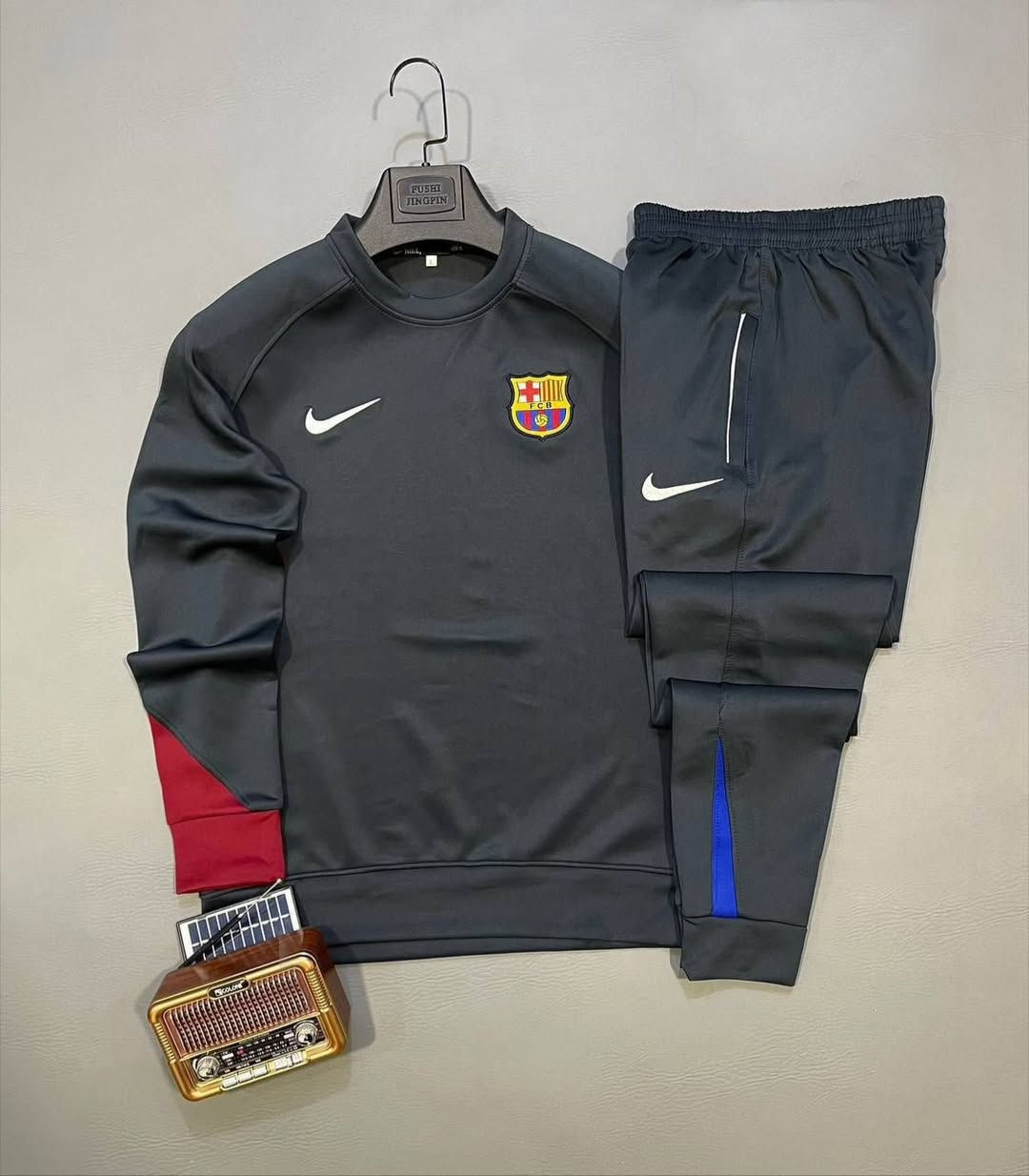 تراك  رجالي شبابي برشلوني 
 خامة القماش سوبر سبورت خيط بوليستر 
القياسات : L. XL. XXL. XXXL 
السعر :  خاص 
توصيل لجميع المحافظات


**إذا كنت صاحب هذا الإعلان وتريد حذفه لأي سبب، رجاءا أرسل رسالة إلى الدعم الفني**