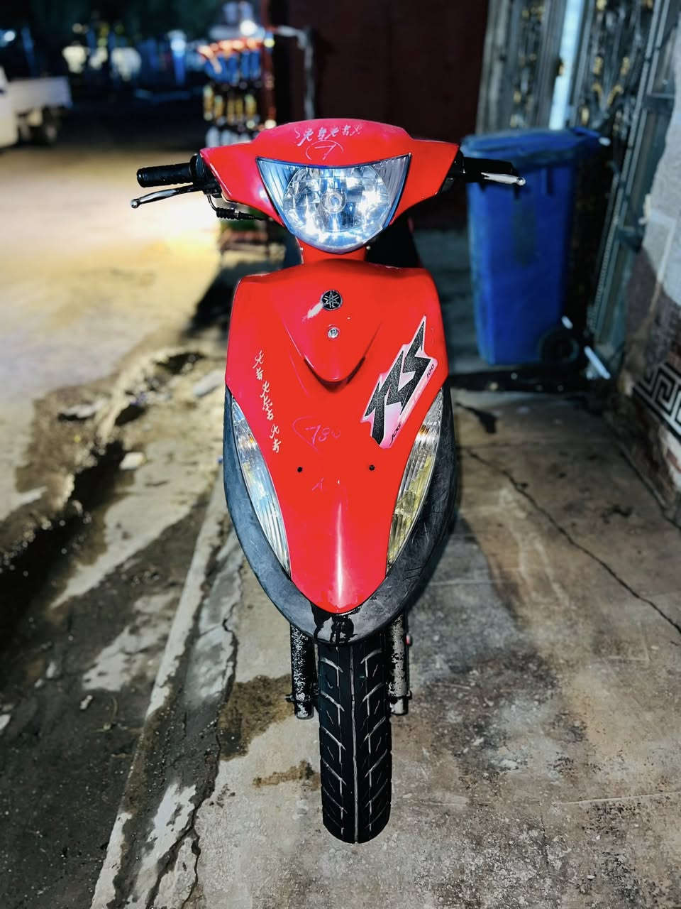 السلام عليكم ماكس عدلة للبيع مثل متشوف كدامك دراجه صارلها شهر من نزلتها من رمبة وهاي اوراقها دراجة منزلها عله إيدي بيها كلج امامي رياضي KOSO ولخلفي هم رياضي بس ماعرف شنو الماركه ماته كشن بلادي بس عالي كلوب ابيض
