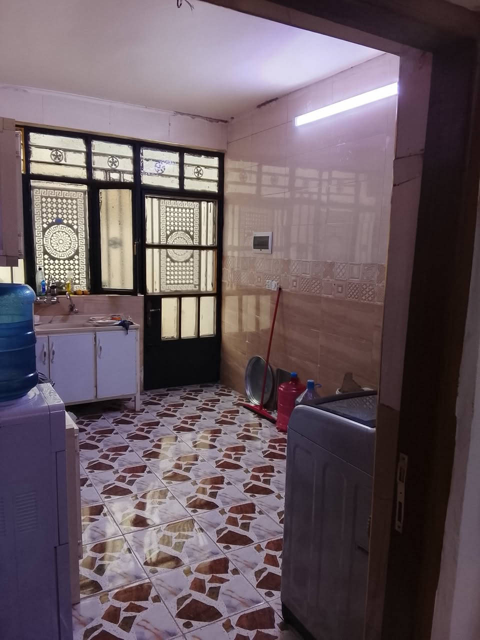 سلام عليكم بيت للبيع في البعيثة العدل اولاول المساحة 113 نزال 16 واجهة 7 ع 10 فيوجد في داخل البيت غرفتين نوم او استقبال او حولي او مطبخ او خدمات صحية؟  وترك على عرض البيت؟  السعر 95$ اوبي مجال الاتصال على الرقم ***********
