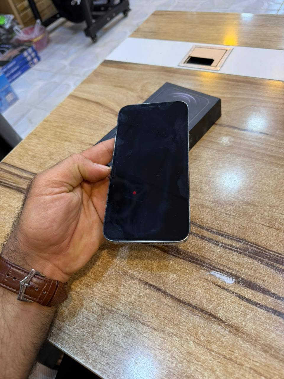 سلام عليكم توفر ايفون 12برو ماكس للبيع ذاكره 256 بطاريه 73 الجهاز وكاله ما داخل صيانه ما مفتوح سعره 500 بي مجال قليل عنواني بصره عشار رقم الهاتف ***********
