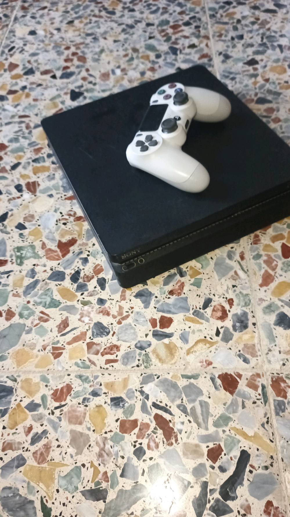للبيع جهاز PlayStation 4 Slim بنظافة ممتازة مع كامل ملحقاته.

أبرز المواصفات والمميزات

نظام التهكير الجهاز مهكر على تحديث 12.00 جاهز لتحميل وتثبيت الألعاب بسهولة).

سعة التخزين: 500 جيجابايت (500 GB).

الألعاب المثبتة على الجهاز

FIFA 24 (EA Sports FC 24)

Horizon Zero Dawn

الملحقات يأتي مع يدة تحكم (Controller) واحدة أصلية + كامل وايرات التوصيل والملحقات الخاصة به.
السعر : 270الف وبيه مجال

الموقع الأنبار - الفلوجة

رضا المشترى والمعاينة الميدانية مكفولة عند الاستلام

*********** : للاستفسار