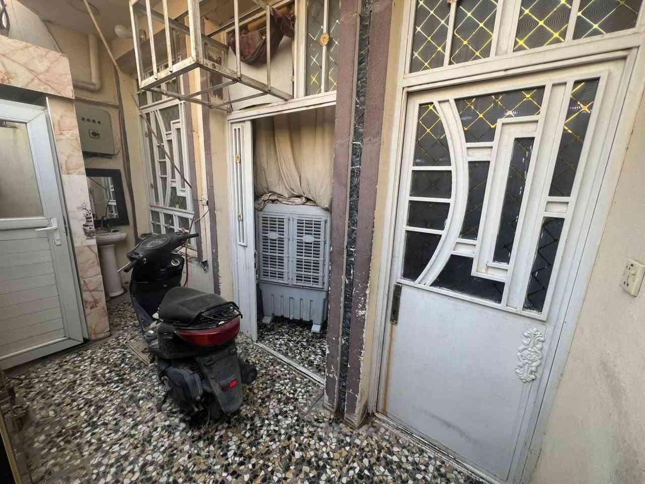 🔹 بيت للبيع 🔹
📐 المساحة: 100 متر
📏 النزال: 20
🏠 الواجهة: 5 متر
🏗 البناء: كامل – طابقين مسلح
تفاصيل البيت:
🔸 الطابق الأرضي:
استقبال
غرفة نوم
مطبخ حار + مطبخ بارد
صحيات داخلية وخارجية
🔸 الطابق الثاني:
غرفتين نوم
صالة
صحيات
🔸 مواصفات إضافية:
بيتونة كبيرة
سطحين
📍 الموقع:
حي المهندسين – الشعب
مقابل السريدات
📞 للاستفسار الاتصال على الرقم:
***********
