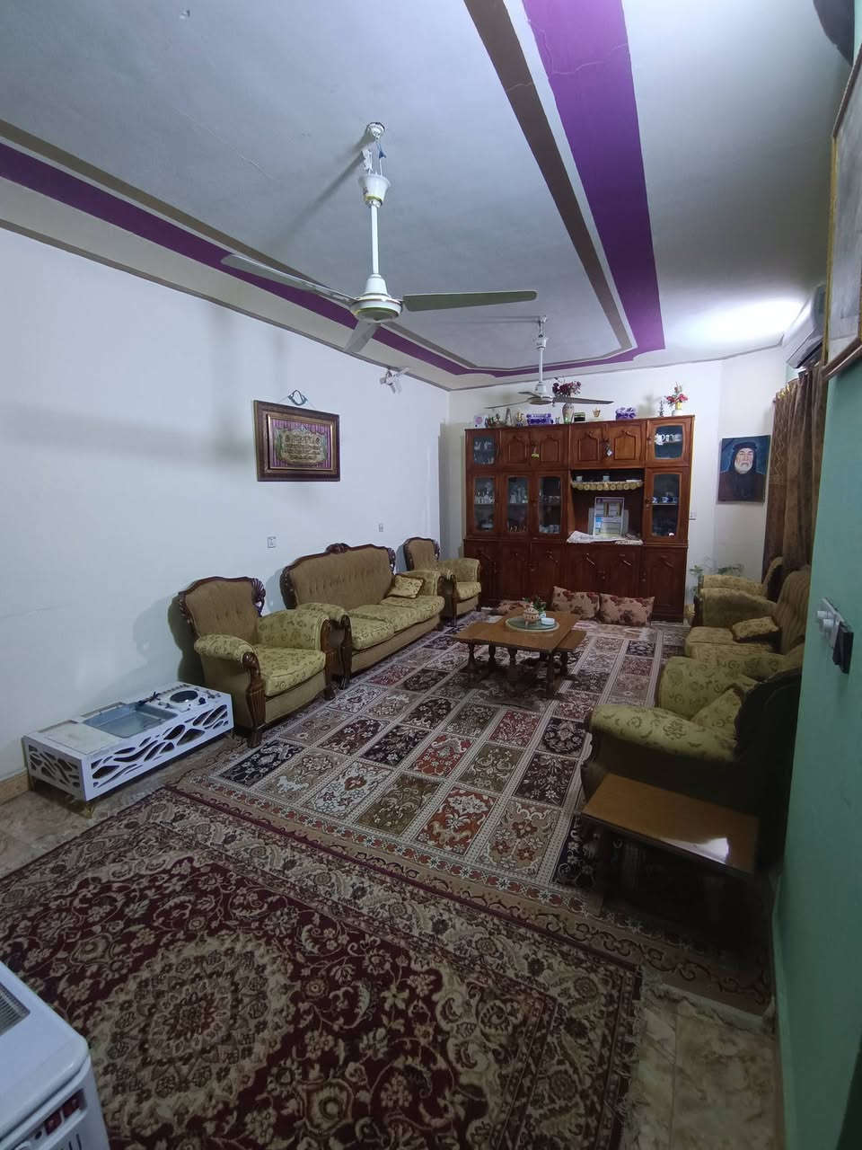 السلام عليكم بيت للبيع 180 م ركن منطقة دور الزراعه مجاور شارع ابو السماعات بلخدمي بيت طابقين يحتوي الطابق الارضي
غرفة ظيوف وصاله ومطبخ وكراج وغرفه فوك وجوه +بلكونه  عله طول الكراج وبيتونه 
الطابق الثاني يعتبر مشتمل معزول داخل البيت 
يحتوي عله مطبخ وصاله وغرفه داخله سويت 
للاستفسار الاتصال ع الرقم ***********
