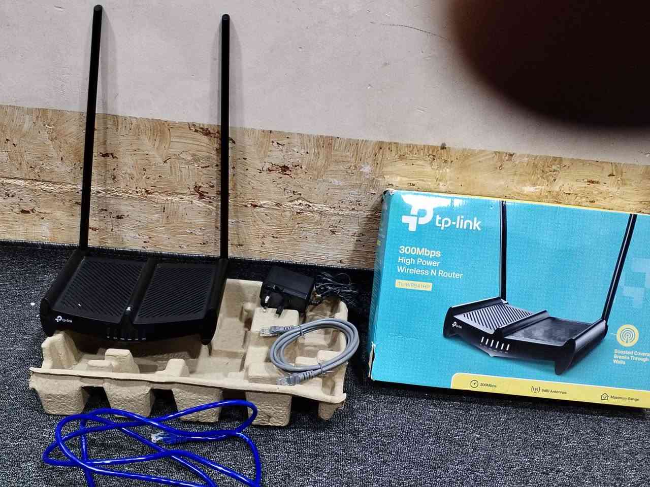 السلام عليكم راوتر انترنت بالباكيت استعمال قليل نظيف جدا السعر 40الف العنوان بابل  ***********
