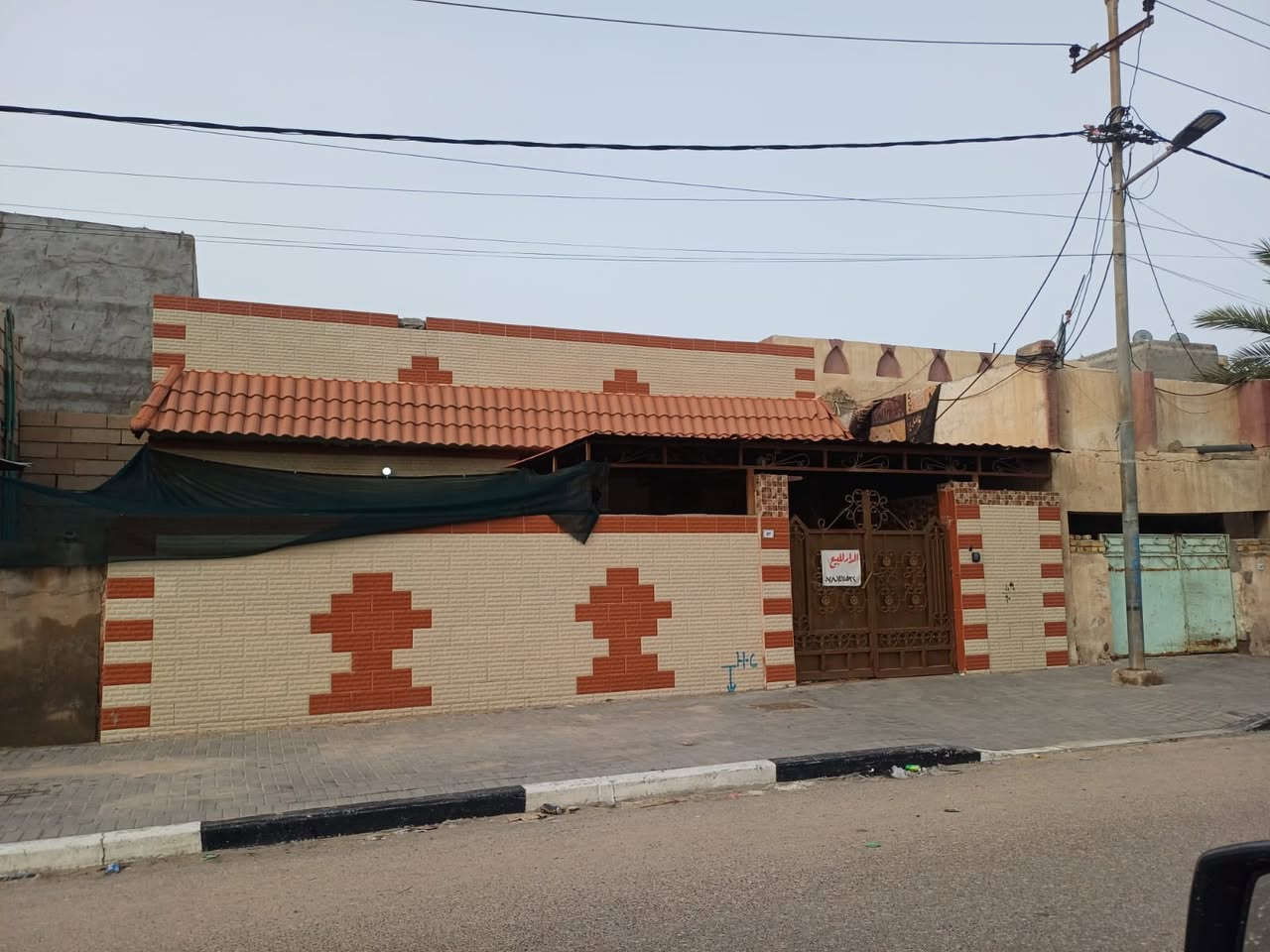 بيت للبيع الموقع القبله حي الشهداء شارع مقابل بانزين خانه 
المساحه ١٢×١٧ونص =٢١٠
كراج سياره وحديقه
استقبال
صاله 
مطبخ
٢ غرفة منام
ساحة درج
صحيات داخليه معزوله
صحيات خارجيه
السعر 225 قابل للتفاوض 
الرقم للتواصل ***********
