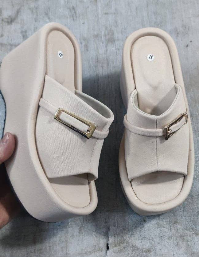 سابو نسائي صيفي كعب روكي عالي مريح أرضية خفيفة الوزن مريحة متوفر بأرتفاع أقل وبجميع الألوان حسب الطلب جودة عالية صناعة تركية للبيع بالجملة 
(متوفر مقاسات من 35 حتى 41 حسب الطلب)
#nayashoesmoda_slippers_wedge#


**إذا كنت صاحب هذا الإعلان وتريد حذفه لأي سبب، رجاءا أرسل رسالة إلى الدعم الفني**