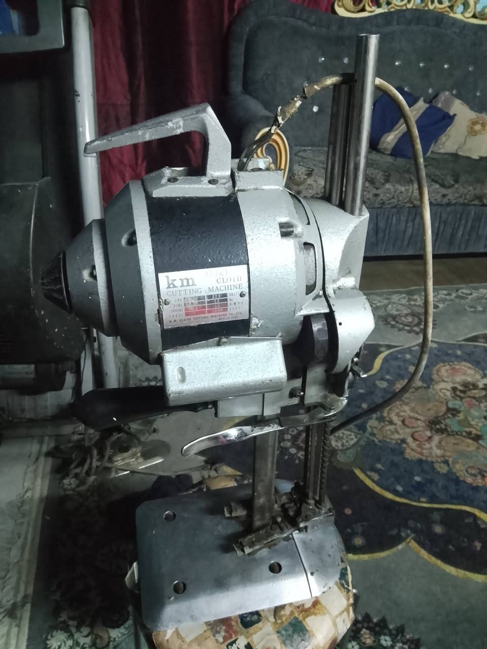 🔧 للبيع ماكينة قص أقمشة صناعية يابانية أصلية
من رخصه الادمن

ماكينة قص قماش KM اليابانية
موديل: KS-AU / KS-AUV
تُستخدم في معامل الخياطة وورش الملابس لقص جميع أنواع الأقمشة.

✅ المميزات:

صناعة يابانية أصلية 🇯🇵

سكين مستقيم لقص عدة طبقات من القماش

نظام شحذ تلقائي للشفرة

قوية وتتحمل العمل المستمر

مناسبة للورش ومعامل الخياطة
والثاني 
KURIS الالماني 
سرعه ٦٠٠٠ دوره بلدقيقه 
كهرباء ٢٢٠ فولت
سعر اليابانيه ب ٧٥٠ وبيهة مجال 
سعر الالمانيه ٤٥٠ 
شرط الفحص


**إذا كنت صاحب هذا الإعلان وتريد حذفه لأي سبب، رجاءا أرسل رسالة إلى الدعم الفني**