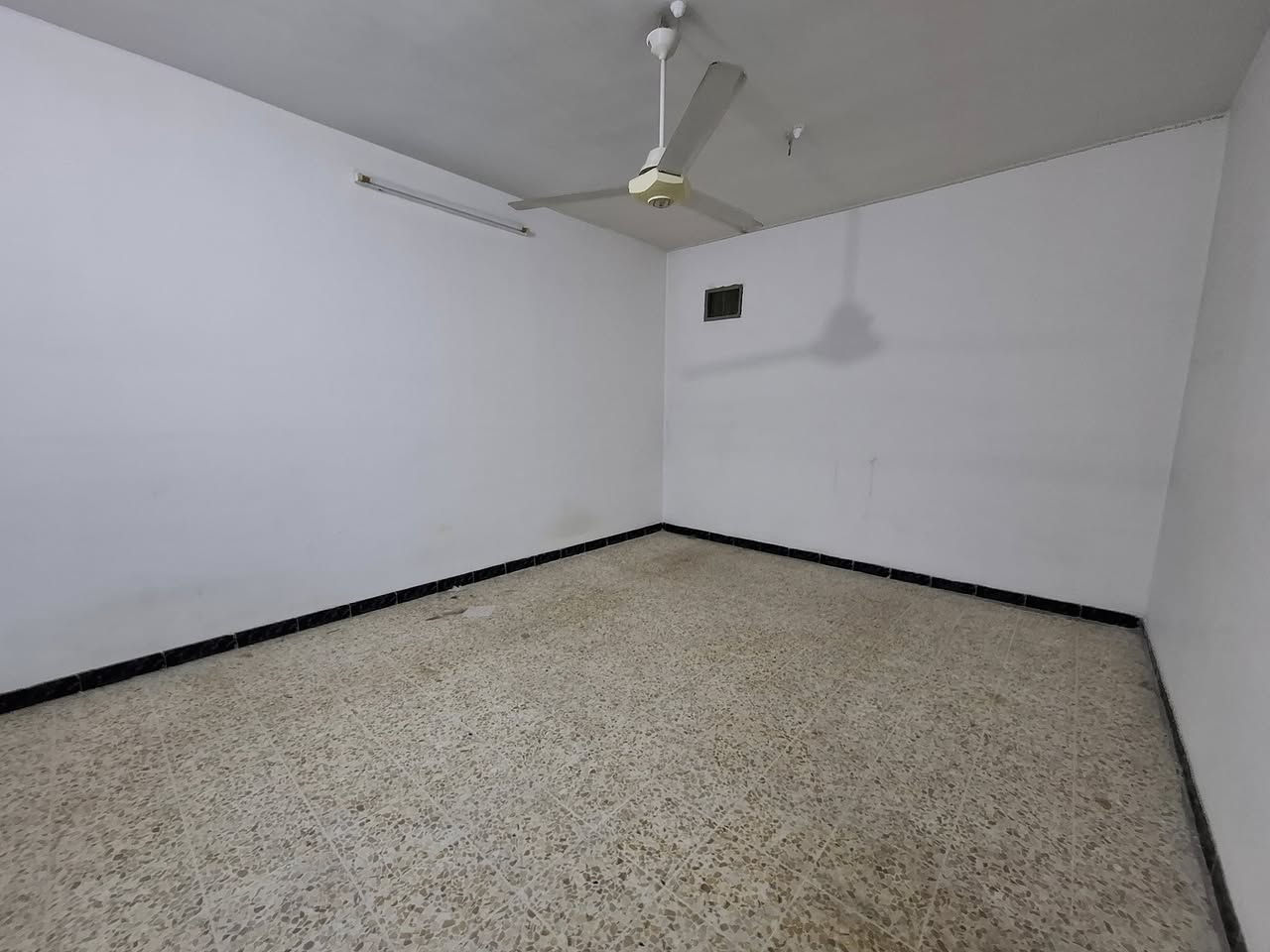 #دار للأيجار 150 متر طابق ونص الموقع روناكي قريب من شارع العام
#ط1 غرفه نوم _ هول _استقبال _ مطبخ حار+بارد _ صحيات _ كراج _ حديقه
#ط2 غرفه نوم _ هول _ صحيات 
للأستفسار الاتصال على الارقام التاليه 
***********
***********
