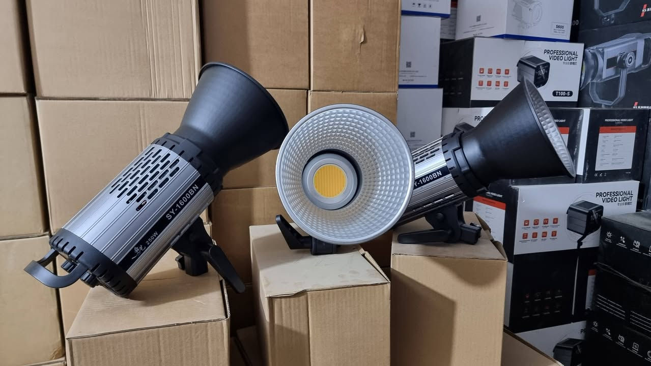 السعر الواحد 175  الف 
اضاءة فديو  مستمرة 250 واط من شركة YSKE
باي كلر شمسي ابيض ثلجي  تحكم كلفن تحكم بقوة الاضاءة 
شاشة كبيرة فانات تبريد عدد ٢ صامت  تحكم تطبيق موبايل جديد متوفر توصيل


**إذا كنت صاحب هذا الإعلان وتريد حذفه لأي سبب، رجاءا أرسل رسالة إلى الدعم الفني**