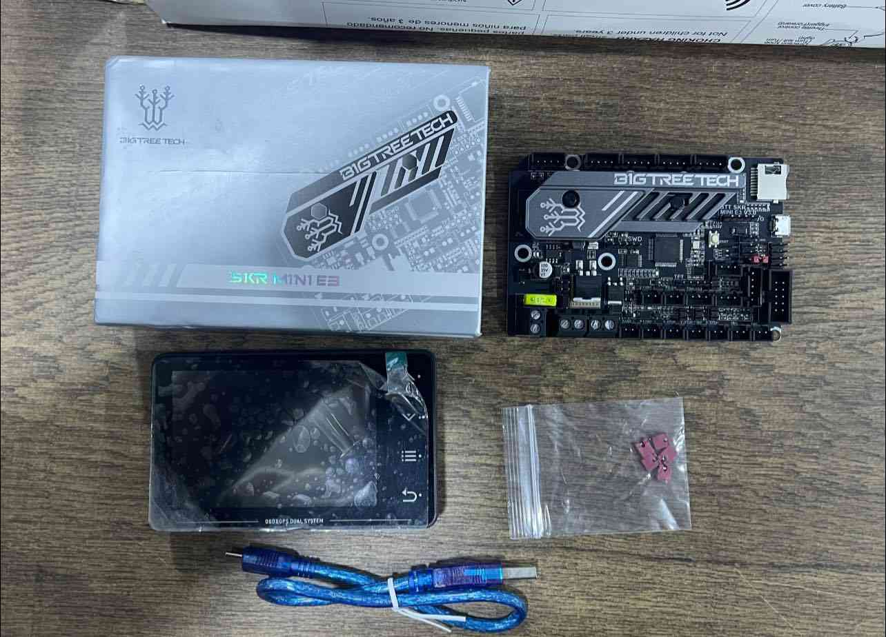 شرح مكونات ترقية الطابعة ثلاثية الأبعاد (3D Printer Upgrade Kit)
القطع الموضحة في الصورة هي أجزاء تقنية متقدمة تستخدم لتطوير وترقية أداء الطابعات ثلاثية الأبعاد (3D Printers)، مثل سلسلة Ender 3 الشهيرة. إليك تفاصيل كل قطعة:

1. اللوحة الأم (Mainboard):
القطعة السوداء الكبيرة التي تحمل شعار BIGTREETECH وموديل SKR MINI E3. تعتبر هذه اللوحة “العقل المدبر” للطابعة، حيث تقوم بمعالجة الأوامر والتحكم في حركة المحركات ودرجات الحرارة بدقة عالية. تتميز هذه اللوحة بأنها تجعل حركة الطابعة صامتة تماماً وأكثر سلاسة.

2. شاشة اللمس (Touch Screen):
الشاشة السوداء الموجودة على اليسار هي واجهة التحكم. تتيح للمستخدم التحكم في الطابعة بلمسة واحدة، مثل بدء عملية الطباعة، ضبط درجات الحرارة، أو معايرة الطابعة. (ملاحظة: الملصق عليها يشير إلى نظام مزدوج OBD/GPS، ولكن في هذا السياق تُستخدم كشاشة عرض وتحكم تقنية).

3. الملحقات والكابلات:
 • الكابل الأزرق: هو كابل USB يستخدم لتوصيل اللوحة الأم بالكمبيوتر لتحديث البرمجيات (Firmware) أو نقل البيانات.
 • الكيس الصغير: يحتوي على قطع تسمى (Jumpers) أو (Fuses)، وهي قطع غيار صغيرة تستخدم لتنظيم التوصيلات الكهربائية وحماية الدوائر الإلكترونية على اللوحة.

الخلاصة: هذه المجموعة هي “عدة تطوير” (Upgrade Kit) تهدف إلى تحويل الطابعة العادية إلى طابعة احترافية، هادئة، وسهلة الاستخدام بفضل شاشة اللمس واللوحة الأم المتطورة

٣٥ الف

توصيل متوفر


**إذا كنت صاحب هذا الإعلان وتريد حذفه لأي سبب، رجاءا أرسل رسالة إلى الدعم الفني**