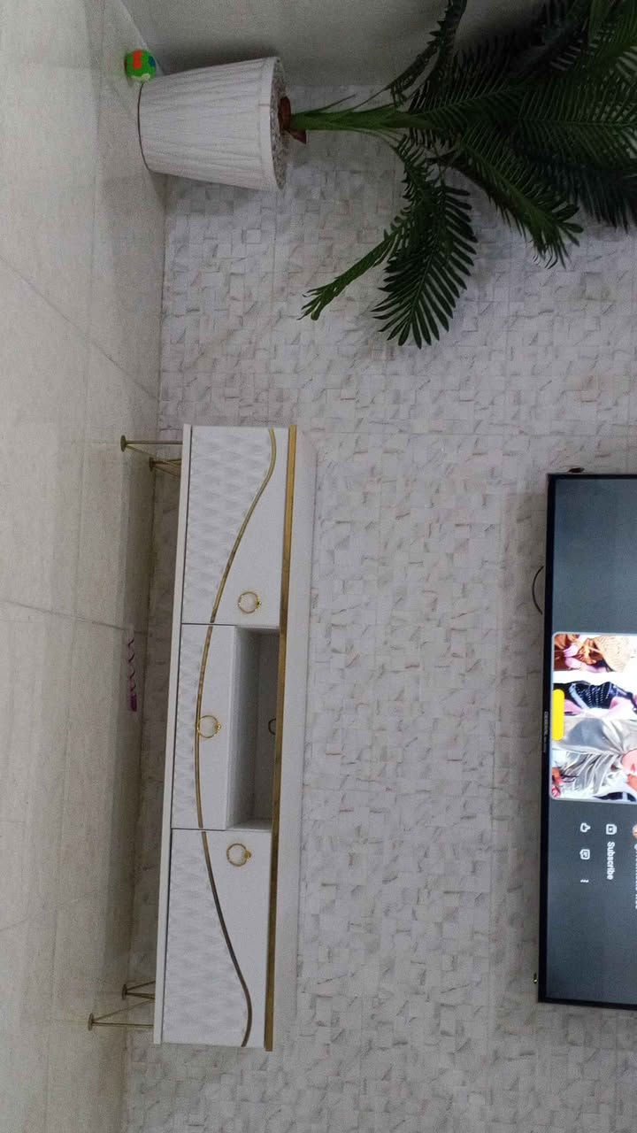 ميز تيفي وةك نوي شوين هةولير بنةسلاوة سعري 40 هةزار دريژي 140 سم و.   *********** أربيل, العراق
