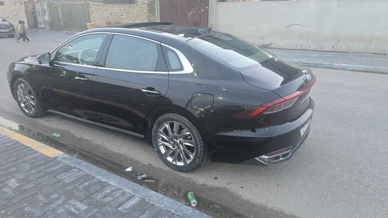 الفخامة هونداي ازيرا گراندور 2022
لون اسود موديل 2022 و ماشية 52 ميل

دبل جام فول بالعزل و الزرانة و الرفاهية 

غرفتها هلكد ما واسعة اي سيارة ثانية تركبها تحسها صغيرة

كلشي بيها على وضع الشركة غنية عن التعريف 

( بيها فقط جاملغ امامي كلير بدون فتح ) 

……..  مواصفات السيارة  ………

مواصفات فوووول للاخير  حته بانورما بيهه  

وارد كوري  ( هايبرد بنزين )

اقتصادية جداً التفويلة تمشي 950 الى 1000 كيلو

محرك 2400 تنفس طبيعي ( طيارة ) 

بالسرعة العالية و التعجيل يشتغل محرك البنزين و الكهرباء سوة و يولد قوة حصانية اكبر

داخل جلد ملكي اوفوايت

بصمة تشغيل و ابواب 

جام امامي خلفي اوتو + دبل جام  

١- شاشتين كبيرة متصلة + شاشة صغيرة

تدعم كار بلي و اندرويد اوتو 

٢- كاميرات محيطية ( 4 كاميرات )

لايت امامي دبل عدسة زينون + انارة نهارية

بگ لايت خلفي led 

انارة دشبول داخلية متغيرة 

٤- الكشنات الامامية اثنينهم كهرباء 

الكشنات الامامية تدفئة + تبريد 

الكشنات الخلفية تدفئة 

حساسات امامية + خلفية

رادار امامي + جانبي + نقاط عماء

انارة ترحيب عند الاقتراب من السيارة

مري شفط + اشارة بالمري

زر للتحكم بارتفاع اللايت الامامي 

منافذ للطاقة و الشحن امامي + خلفي 

شاحن وايرلس 

تبريد منفصل للراكب و السائق 

قطعتين تبريد امامي + خلفي

تدفئة بالستيرن 

جنطة كهرباء + فتح عند الاقتراب

3 وضعيات للقيادة 

هاند بريك بصمة كهربائي

نظام Auto Hold اوتو هولد 

انارة حمراء بالابواب 

حساسات بالابواب للتنبيه عند فتح الباب و سيارة 

قادمة من الخلف 

نظام المحافظة على المسار 

كروس ( تحكم بالسرعة )

نظام ترحيب صوتي

تخم تاير مشيلن 

رقم بغداد بأسمي  السعر ب 225  ورقه 

***********
