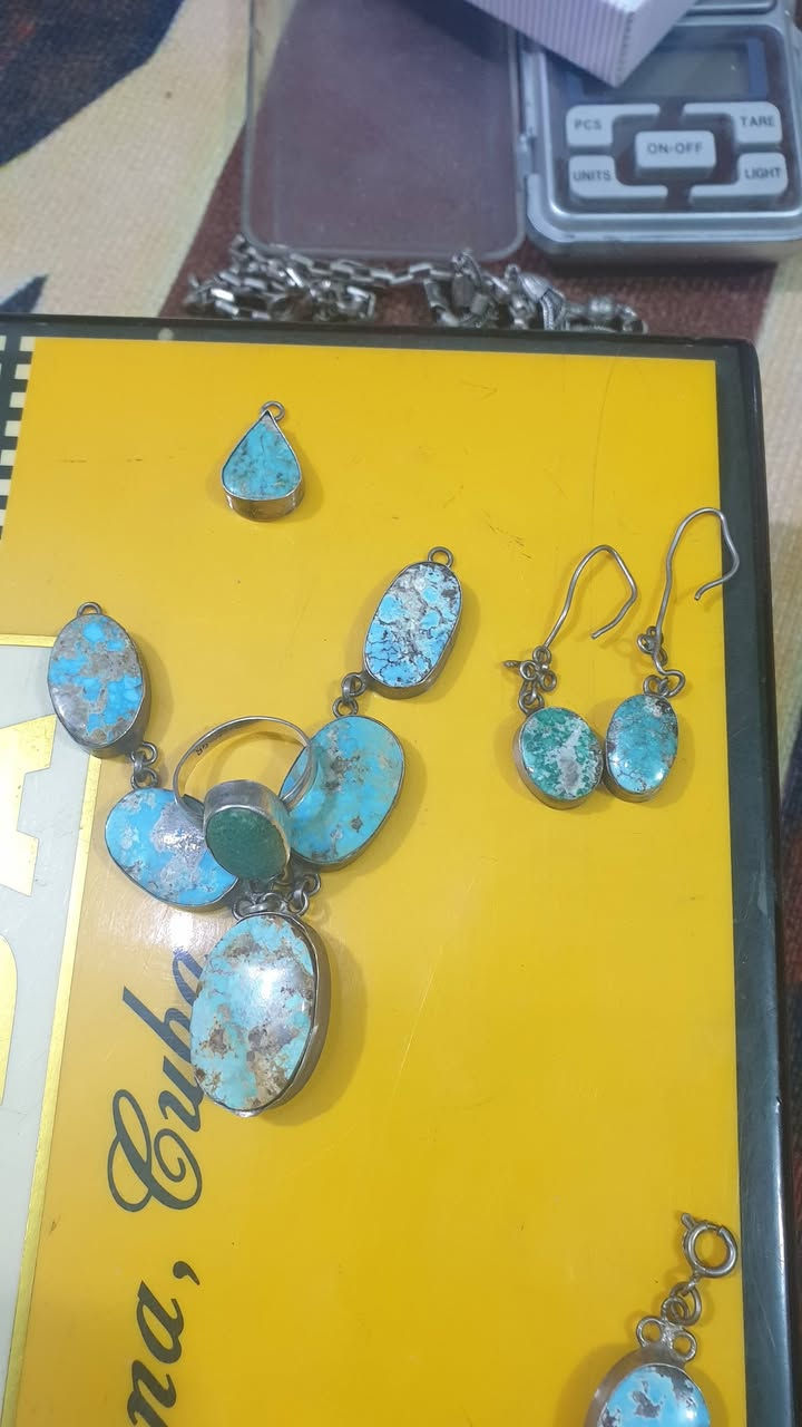 للبيع قلايد نيشابوري اصلي وسوارات وخاتم وتراجي سعر الاغرام ٥ الاف اتصال  ***********
