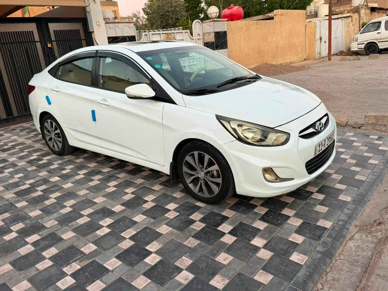اكسنت خليجي موديل 2015 كير مكينه 1600 مكفولات فول موصفات فتحه 
بيها صبغ بداير مال الجاملغ الخلفي من الجهتين
رقم بغداد باسمي وعندي سونار بيها 
تفيد جناي سعرها( 97$)
مكاني جسر ديالى او بسمايه 
الاتصال ***********
