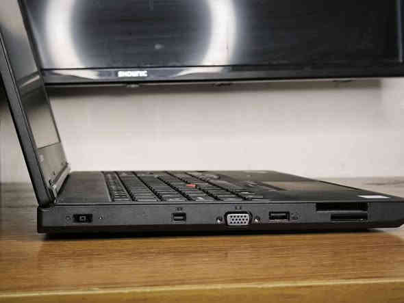 Lenovo ThinkPad L570- cori5 الجيل السابع
مستعمل بنظافة عالية جدا ( داخل كارتون) 

معالج كوراي فايف الجيل السابع
رام 8GB DDR4 قابل للزيادة 
هارد 256GB SSD  قابل للزيادة 
شاشة بحجم كبير 15.6 انج  دقة عاليه HD
كرت شاشة انتل 4GB 
تحتوي على منفذ اقراص  

مناسبة للطلاب للدراسة والموظفين للورد والاكسل 
مناسبة للترفيه لمشاهده اليوتيوب والمسلسلات بدقة عالية 
مناسبه لمجموعه واسعه من الالعاب المناسبة للمواصفات 

ضمان فحص كامل قبل الاستلام والدفع 
ضمان  اسبوع كامل نظافة ومواصفات 

هدايا مرفقه ماوس وماوس باد وجنطه وشاحن اصلي 

توصيل متوفر ✅

السعر 230 الف فقط

واتساب  
***********
