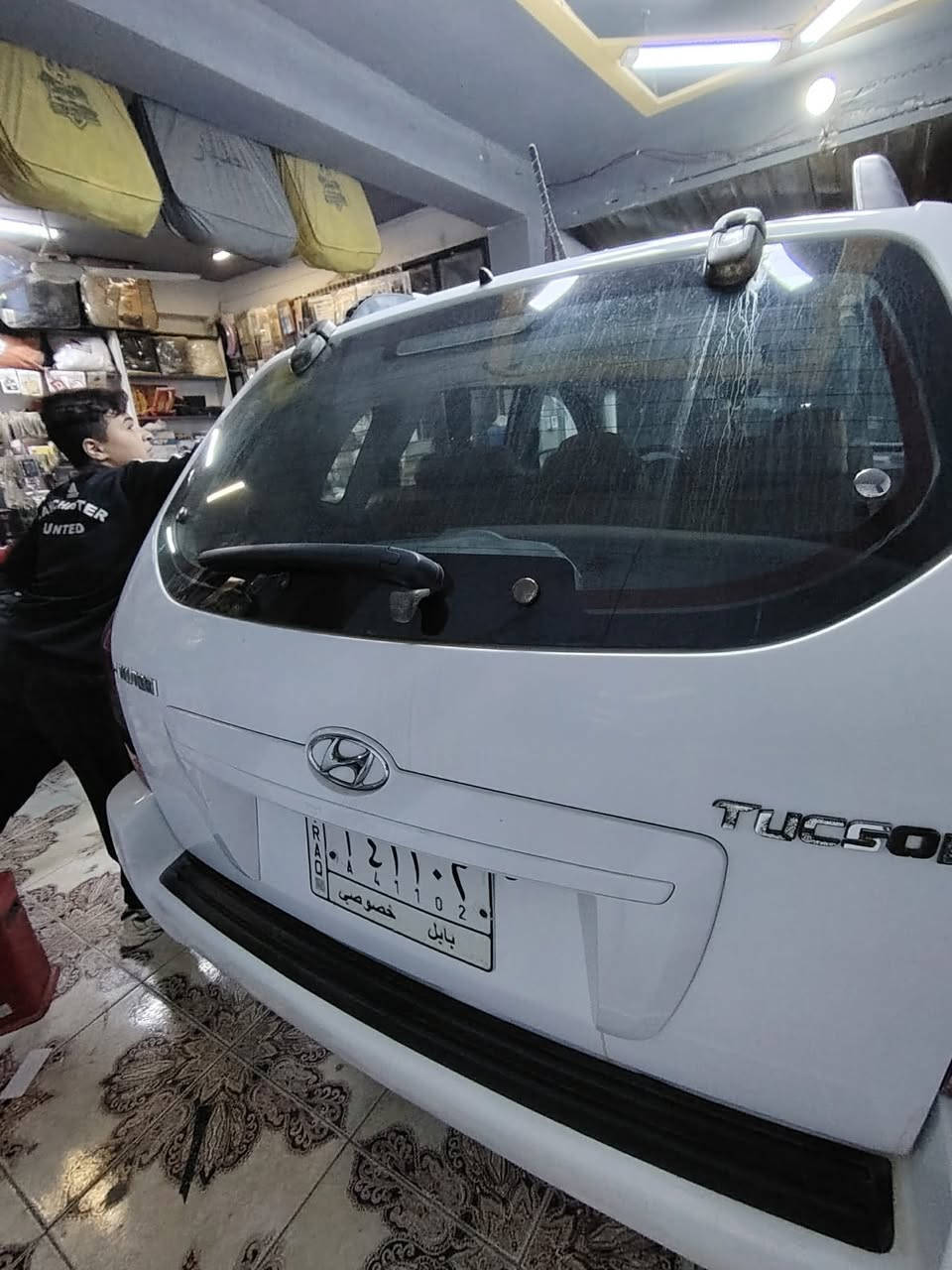 السلام عليكم توسان 2010  سياره جديده كلش وكفاله من ضربه وصبغ عده دور خلفي بي رشه وجاملغ امامي مفتوح  فقط مكينه ٢٠٠٠  مكينه وكير كفاله تخم تاير جديد  باتري جديد حداده جديده ماشيه ٢٤٠  سياره جديده ومناقصها  برغي  تبريد ثلج تدفئه كله شغال  مكاني حله ابو غرق سعرها 115وبيها شي بسيط  رقمي ***********
