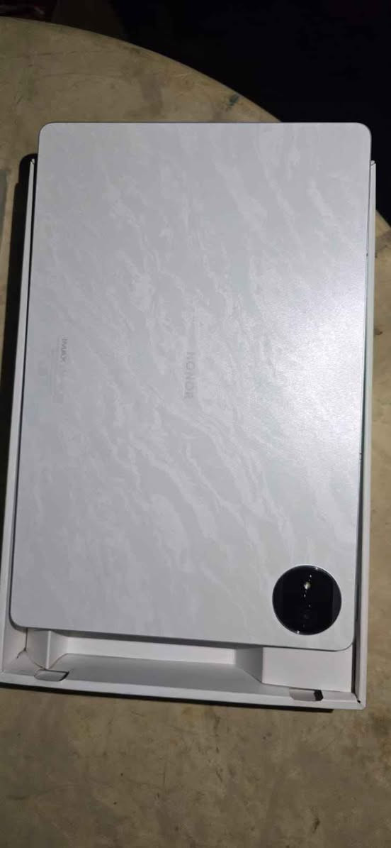 السلام عليكم🤍✨

ايباد هونر ماجك باد تو❤‍🩹
ايباد مستعمل قليل 💯❤️‍🔥

📱 جهاز MagicPad 2 – تابلت القوة والأناقة في جهاز واحد!
جديد بنضافه 100%🎁💌♥️🎀

✨ أهم المواصفات:

شاشة عرض كبيرة  12.3 آنج 🤍☠️ 
بدقة عالية 144 هيرتز🔥🖥تضمن تجربة مشاهدة مبهرة🫡

معالج سريع للألعاب والتطبيقات بوبجي120 فريم💯

بطارية تدوم طوال اليوم 10 ألف سعه البطارية💯

الرام الداخلي:12+12💖
الذاكرة:256❤‍🔥✨
ألون: ابيض 🤍✨🫶🫴

واجهة سلسة بنظام حديث🤍

تصميم أنيق وخفيف الوزن👌✨

🆕 السعر جديد:914, 000دينار 📦

سعر 695🔒❤️‍🔥☠️ دينار فقط! 

📍 المكان: بابل🤍✨

🔹 يأتي مع الملحقات... ايباد + شاحن+كارتونه+كيبورد+قلم 🩷🫸

يتوفر توصيل🩵✈️✈️

للتواصل 📞*********** حلة, بابل
