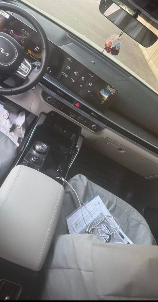 • •——————◤ ﷽ ◢——————•
💎 للبيع: كيا سورنتو 2025 - بحالة الوكالة () 💎
 (KIA Sorento) 
✅ المواصفات العامة:
• الموديل: 2025.
• ا(بوضع الشركة).
• المحرك: 6 سلندر (V6) - 
• السعة: 7 راكب (عائلية بامتياز).
✨ الميزات والإضافات:
• 🕹️ وضعيات القيادة: 4 وضعيات مختلفة لتناسب كل الطرقات.
• 💡 الإضاءة: إنارة محيطية (Ambient Lightin) 
• 📦 الصندوق: فتح وإغلاق كهربائي (Smart Tailgate).
• 🛡️ نظام الحماية: حساسات أمامية وخلفية
• السيارة موجودة بسفوان بدون كمرك ترهم على كتاب الشهداء
💰 السعر :  288
  استلام مباشر تريد واصله مكمركه لمحافضتك انته بل يعجبك
📞 للتواصل: 0788662733=
*********** واتساب متوفر
