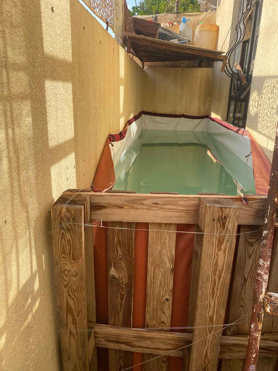 السلام عليكم مسبح للبيع طول4امتار وعرض متر وارتفاع 140متر واربعين اخوان هذا المسبح ينحط بترك يعني ينسند بين حايطينالسعر100الرقم بي واتساب***********
