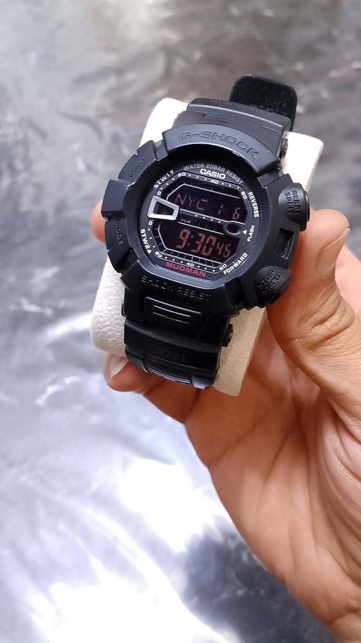 كاسيو جي-شوك مودمان طراز G9000-1. 
تتميز هذه الساعة بالعديد من المواصفات والميزات المصممة للمتانة والاستخدام في الظروف القاسية:
المتانة والبنية:
مقاومة الصدمات. 
مقاومة الوحل والأتربة. 
مقاومة درجات الحرارة المنخفضة حتى -20 درجة مئوية. 
هيكل وإطار من الراتينج والفولاذ المقاوم للصدأ. 
مقاومة الماء:
مقاومة للماء حتى عمق 200 متر، مما يجعلها مناسبة للأنشطة البحرية والرياضات المائية الجدية. 
الميزات والوظائف:
إضاءة خلفية LED مزدوجة تلقائية. 
توقيت عالمي يغطي 29 منطقة زمنية و48 مدينة. 
5 منبهات يومية وإشارة عند مرور كل ساعة. 
ساعة إيقاف 1/100 ثانية. 
مؤقت عد تنازلي. 
تقويم تلقائي كامل (حتى عام 2099). 
تنسيق عرض الوقت بنظام 12/24 ساعة. 
المواصفات المادية:
حجم الهيكل: 52 × 46.3 × 16.3 ملم. 
الوزن: 56 جرام.


**إذا كنت صاحب هذا الإعلان وتريد حذفه لأي سبب، رجاءا أرسل رسالة إلى الدعم الفني**