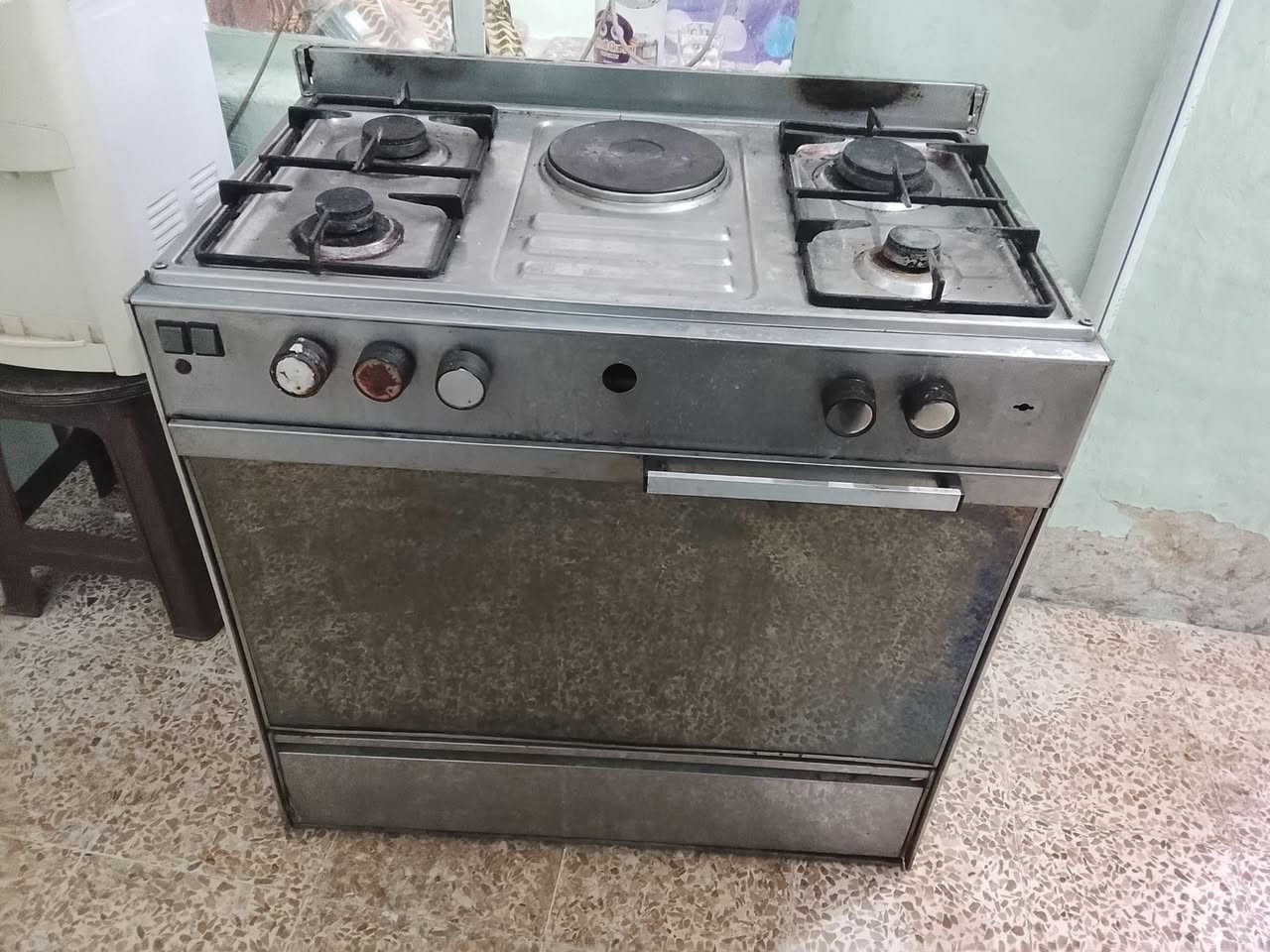 طباخ عشتار 5عيون  والبنص هيتر فرن كامل شرط الشغل نظام بواري السعر 75 بكراتو كلها كاملة الايمن الزنجيلي ***********
