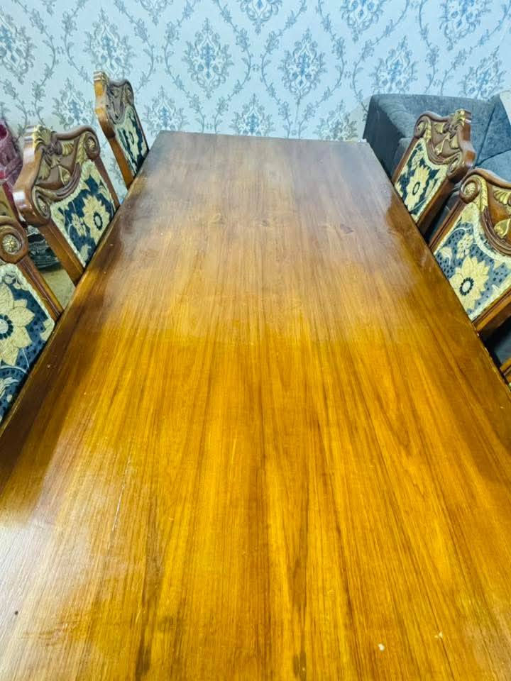 السلام عليكم ميز طعام للبيع متكون من 6 كراسي السعر 350 وبي مجال ***********
