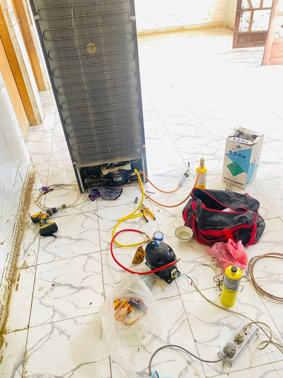 السلام عليكم ورشة هشام الدليمي لصيانه وتصليح كافة انواع الثلاجات والمجمدات بانواعها وعمل بأحترافية وبأسعار مناسبة وانت كاعد بالبيت نجيك وين متكون وبالخدمة للاستفسار هاتف ***********
