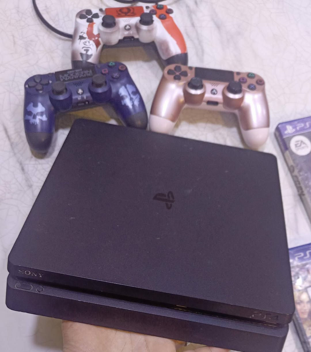 بلي فور 4 pro برو نضيف وياه 3 يدات بس وحدة بيها مشكلة والباقيات مكفولات ما داخل تصليح 📌📌مروحة مالت الاقراص عطلانة 📌📌 فقط رقمي *********** مكاني بصرة وسعرة 260 وبيه مجال للشراي
