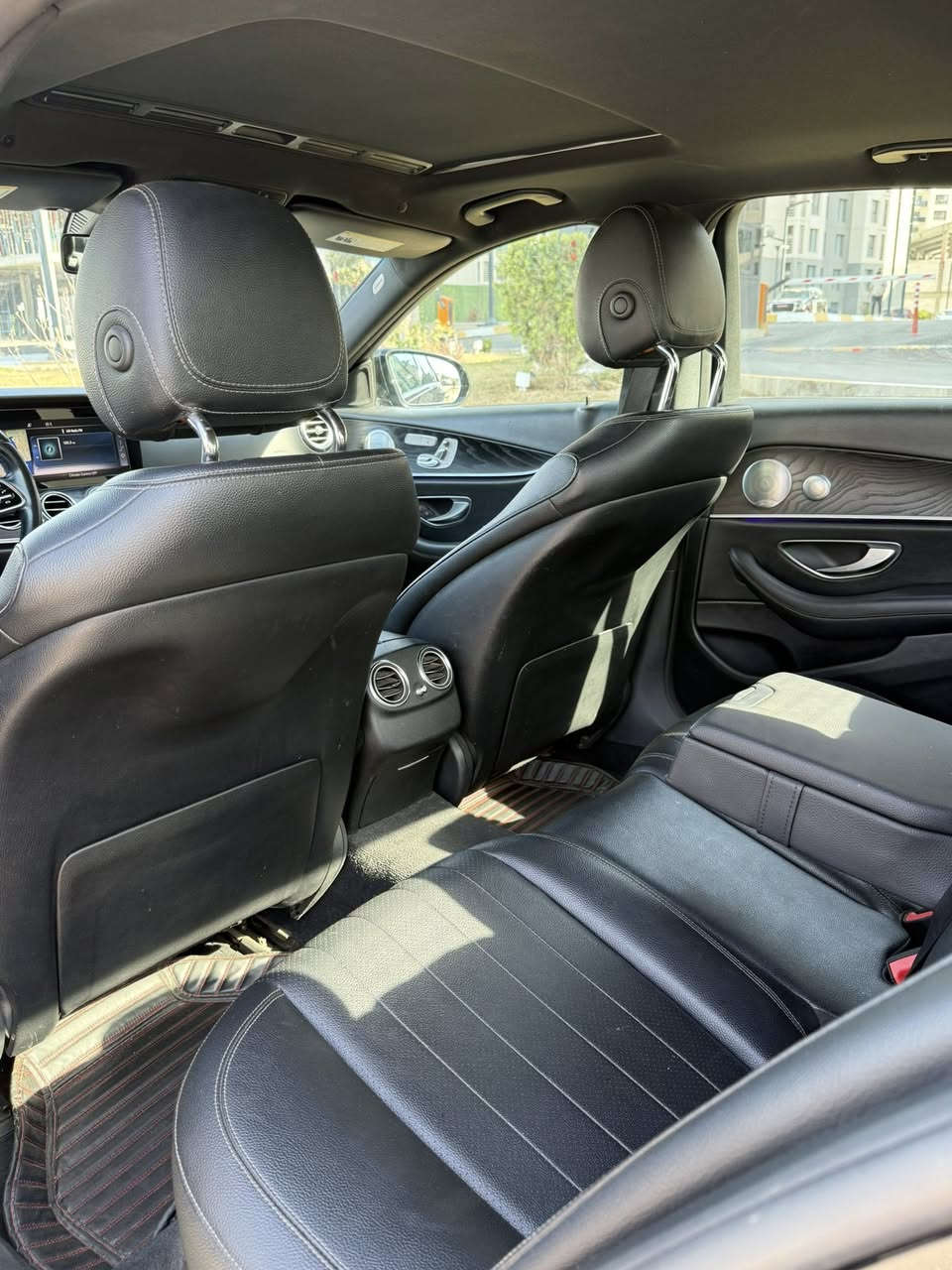 السلام عليكم 
مارسدس 
E300
اسود 
فول مواصفات 
2019 model
(٤ قطع صبغ 
بغداد دولي تحويل ثاني يوم
سعره ٢٣٩ قفل مال بيع او مراوس 
ناشره بسعر c300
للاستفسار 
*********** واتس
