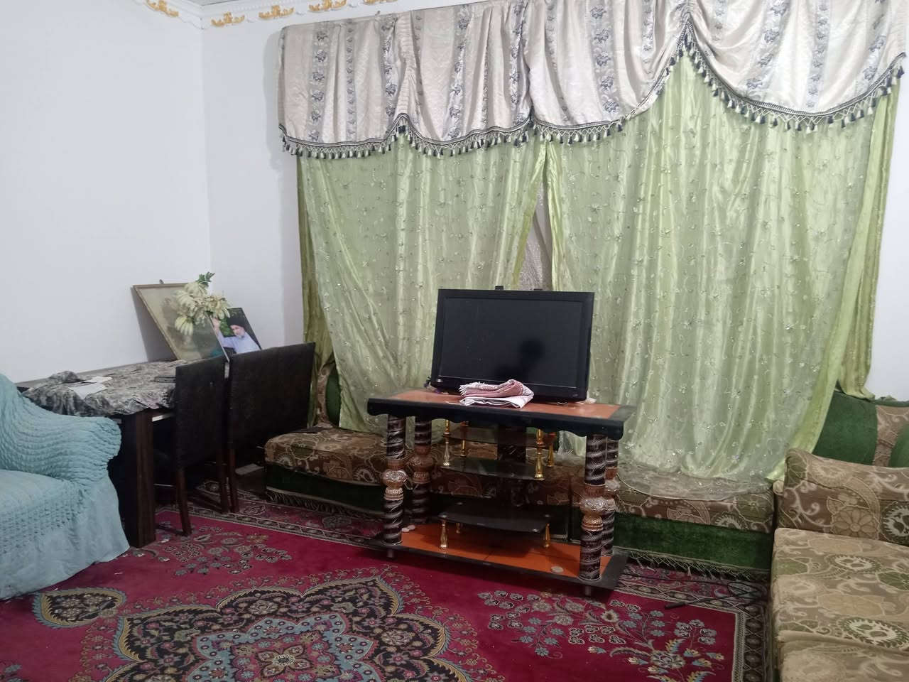 دار للبيع المساحه ٧٨٠ متر يحتوي على غرف نوم ٢ مع صالة مع استقبال مع مطبخ مع صحيات داخلية وا خارجية مع كراج كبير السعر خاص العنوان مقابيل سيد جواد فرع المضمد الاستفسار الاتصال على الرقم *********** الاتصال على الواتس اب

