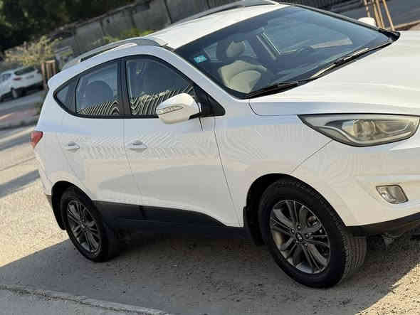 السلام عليكم 
توسان ٢٠١٥ خليجي رقم بغداد بسمي
محرك ٢٠٠٠دوش ع وضع شركه سياره مال جناي على ايدنا نظيفه ومابيها نقص و احله من الصور تبريد بحاله جيده نصبغ بيها البنيد فقط بدون دواخل و بدون حادث او تبديل  
السعر  ١٥٠مجال حك الجيه فقط 
مكاني بغداد قرب ساحة عدن 
 للاستفسار   *********** مهندس حسين
