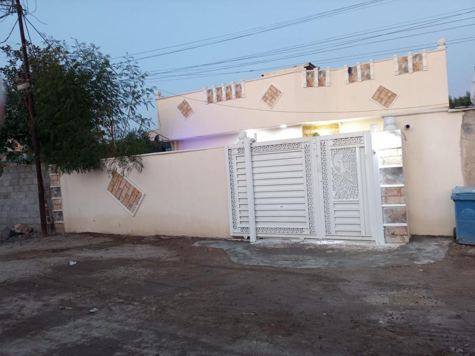 سلام عليكم بيت مساحه 200متر بحي فدك قرب الافران مال فدك بي غرفتين نوم و
صاله ومطبخ واستقبال ومنور وترك  صحيات داخليه وخارجيه بيت صب مسلح
 كامل مطبك ارضيه وجدران والتطبيك
 نضيف الكراج مالته خير من الله جبير  مسجل بل امانه ومشمول بل تطويب بي قصاصه ورقم همين باسمي مكان البيت المشتل حي فدك قرب الافران صمون فدك سعر 65وبي مجال الرقم ***********الرقم بي واتساب شارع مالته عريض وخير من الله المنطقه خدمات كامله مي مجاري كهرباء خطين حته سحب مولد متحتاج
