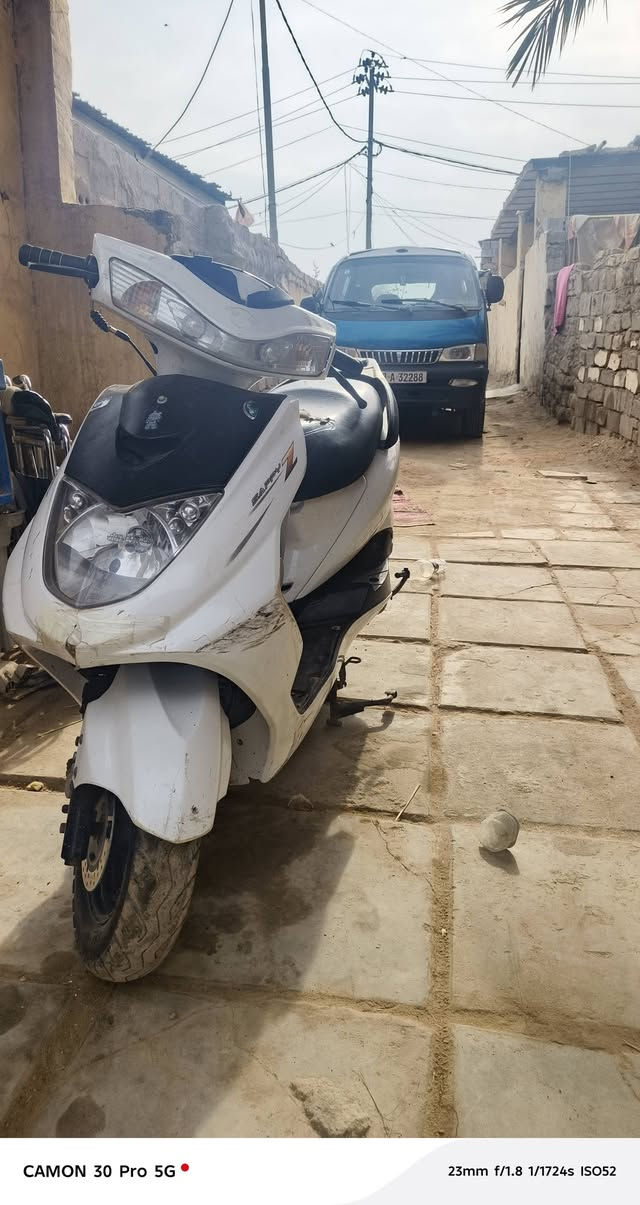 للبيع مامفتوحه دراجه خرسه المكينه وشلعه تشلع شلع نكره سلف ترايك وين ماتريد دراجه 
نضيفه كلش مكانها مشخاب ناحية القادسيه اليريدها يتصل *********** السعر ٣٠٠ مال جناي الله
