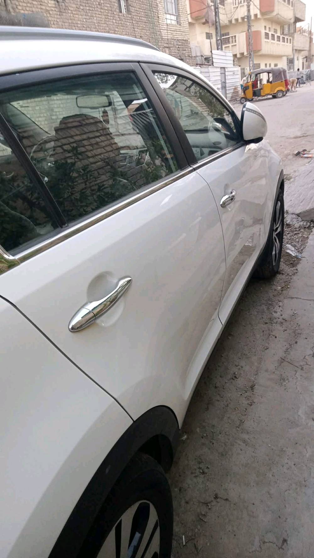 كيا سبورتج موديل 13 خليجي فول الفول مكينه 2000 دوش بصمة بانوراما مري شفط اشارة بل مري ثلاجة كشنات جلد تبريد بيانو كامرة بلادية حساس خلفي خمسة ويل كب كروم كل مواصفات الفول بيها شبر معجون الي مأشر بل صور و شكم ملاحظة
وين موقع السيارة هسه؟ بأي محافظة/منطقة حتى المشتري يعرف شلون يراجعكم؟: 
بغداد
شكد ممشايتها بالضبط؟ وهل المكينة والقير شغالين 100% بدون أي رس وبريكات أو تهريب؟: 
178
الصبغ والسمكرة شكد بيها بالضبط؟ وهل بيها حوادث أو تبديل شي غير الشبر والمعجون المأشره بالصور؟: 
بيها شبر صبغ و معجون في اسفل باب السائق
الداخلية والكهربائيات كلها تشتغل طبيعي؟ مثل البانوراما، البصمة، الكامرة، الحساس الخلفي، التبريد، والشفط/المرايا؟: 
نعم
شنو السعر النهائي وياكم؟ وهل بيه مجال بسيط للنقاش أو تبديل؟: 
وبيها مجال للتفاوض