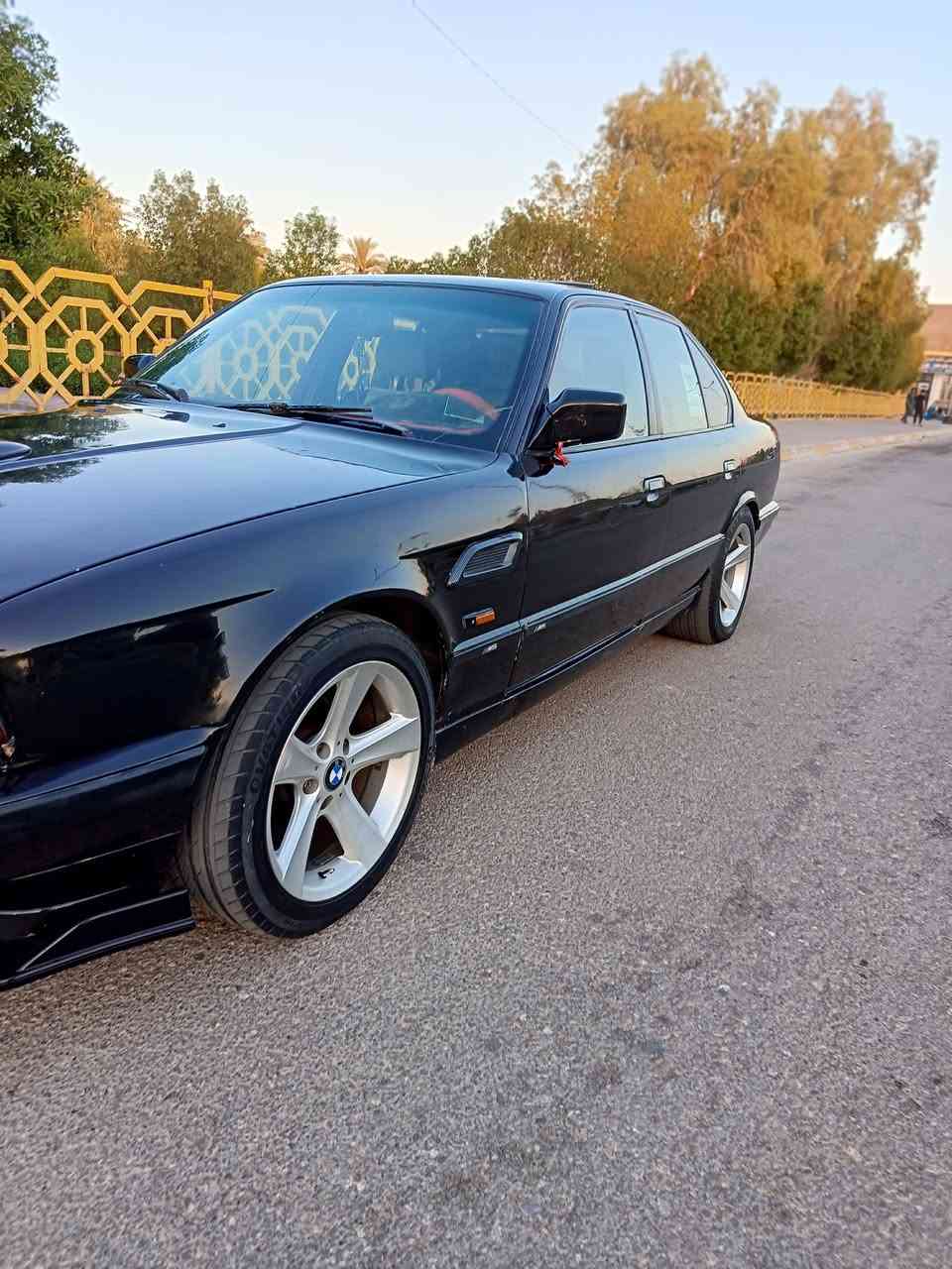 اسلام عليكم BMW موديل 91 حجم 535 رقم واسط بسمي تحويل ثاني يوم لون اسود تعمير جديد كدام عينك واحله من الصوره الله شاهد السياره بس بك مترجع بس هاايي نقصه مترجع بك والتبريد بس غاز السيارة خير من الله ترايك للبصرة السعر 46 وبيه مجال للطيبين واذا اكو مراوس هم عادي  وبالعافية عل ياخذه الي تعجبه ينتصل ويشلع اعيوني الرقم ***********
