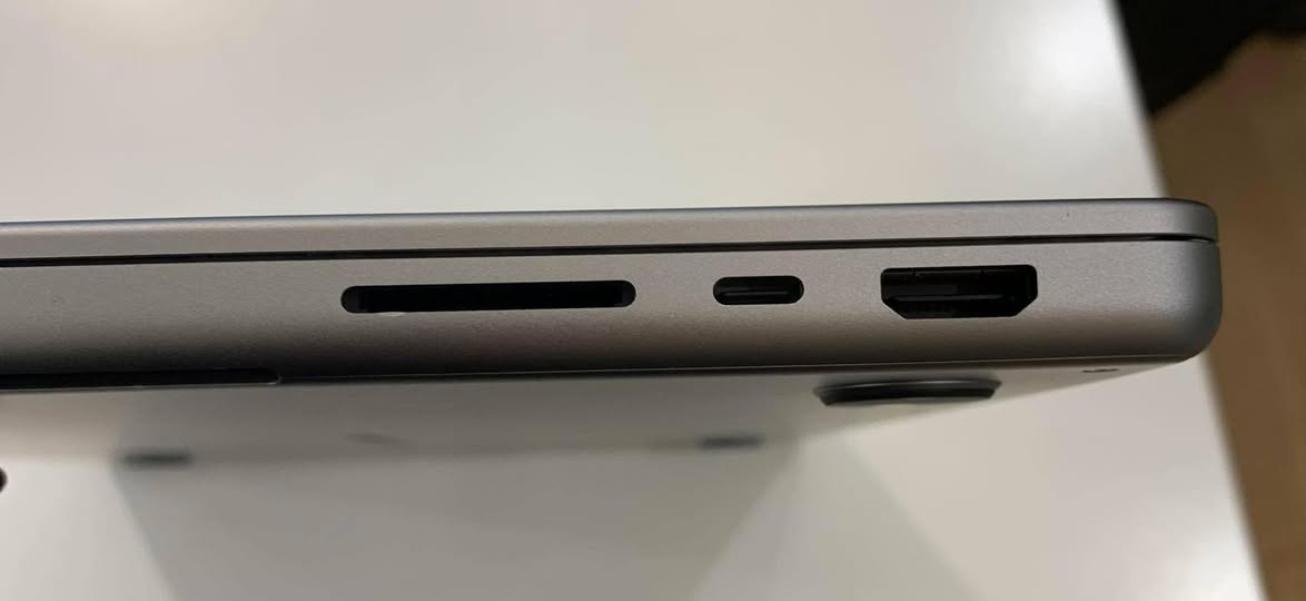 ماك بوك برو 14 انش للبيع
رام 16 كيكا
هارد 500 كيكا
البطارية 91%
نظيف جداً، استعمال خفيف
الملحقات : شاحنة فقط بدون باكيت
الكيبورد انكليزي 
MacBook Pro 14 inch

M1 Pro. 8 Core CPU. 14 Core GPU 512 GB SSD Hard Drive. 16 GB Ram Space Gray. 2021. Cycle Count 148

Used %99 Clean.
السعر: 1.400.000


**إذا كنت صاحب هذا الإعلان وتريد حذفه لأي سبب، رجاءا أرسل رسالة إلى الدعم الفني**