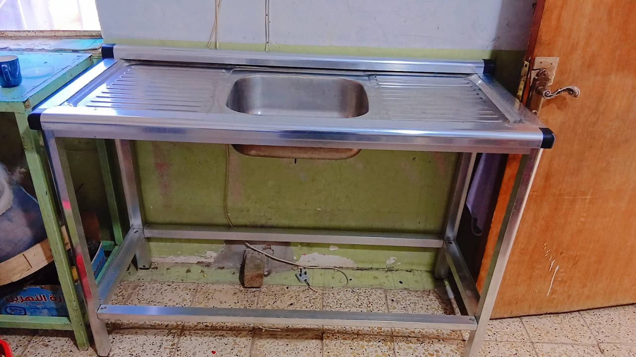 للبيع سنك ستيل مع قاعدة المنيوم مستعمل نظيف جداً وبحالة ممتازة.
* المواصفات: حوض ستيل أصلي (ضد الصدأ) متر ونص بالمنتصف، مع قاعدة ألمنيوم (هيكل فريم مفتوح) قوي وخفيف الوزن.
* القياسات: الطول 150 سم (متر ونص) | الارتفاع 90 سم.
 ​السنك جاهز وممتاز للمطابخ الخارجية، الحدائق، أو البيوت المستأجرة
* التوصيل: لا يوجد خدمة توصيل، الاستلام والتحميل من باب البيت (التوصيل على المشتري).
* السعر: 45,000 دينار عراقي (وبيه مجال للشراي).
* الموقع: [بغداد (المعامل)]
* للتواصل والاستفسار المباشر، يرجى الاتصال أو مراسلة واتساب على الرقم: ***********
