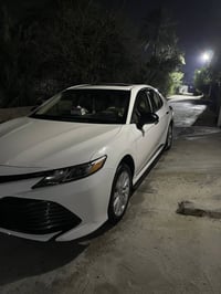 كامري ١٨ ابيض سياره جديده من جميع النواحي فتحه بصمه رادار امامي رادار ...