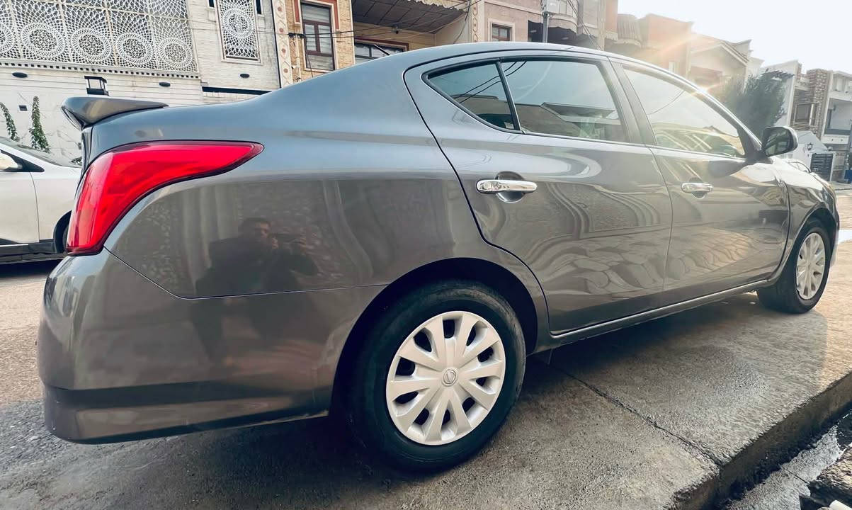 نیسان ڤێرسا مۆدیل 2018 
مواصفات SV 
رەنگ نەوتی 
تەنها دوو پارچەی بۆیاغە چاملغی پێشەوە لایی سەکن و بۆنیت بێ ناوگرتن و بێ ئیرباگ سیارەیەکی جوانە بێ مەسروفە و بێ کێشەیە 
هەززە و سنوی نیە و ژینگە و رێگا و بانی دراوە 
دەرگایی سەکن لای چامڵغ کەمێک بەساردی چاکرایتەوە 
تەنها 83000 مایل رۆشتووە
*********** أربيل, العراق
