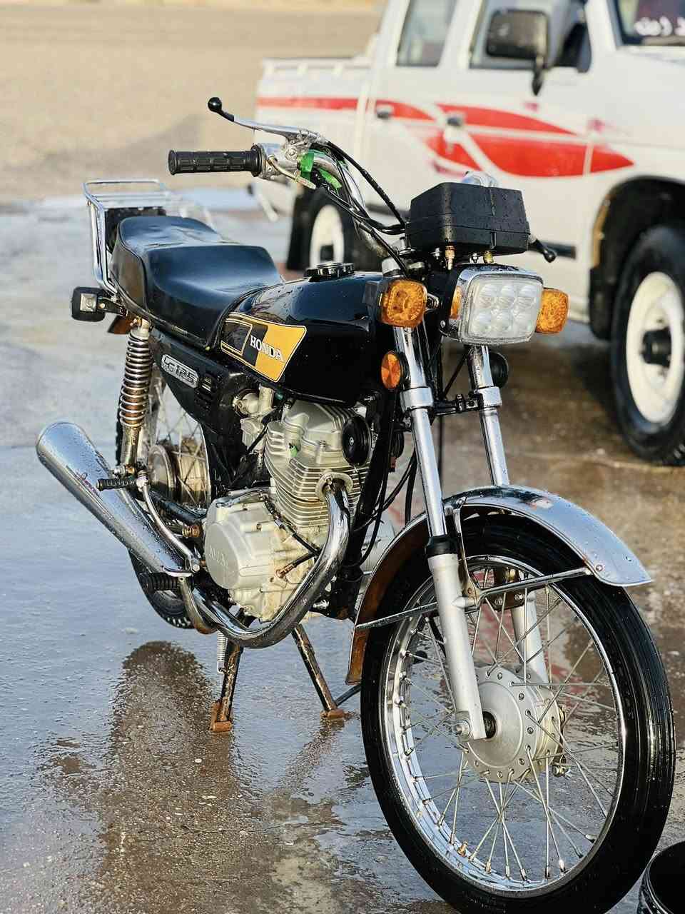 دراجه نامه :
محرك نامه ؛ 
محرك مفتوح : 
شغاله كامله عينه ولايت : 
نضافه مثل ما بل صوره : 
سعر 525 بيها مجال للطيبين: 
عنوان بصره شارع سفوان يم نجمي ￼رقم تواصل ***********
