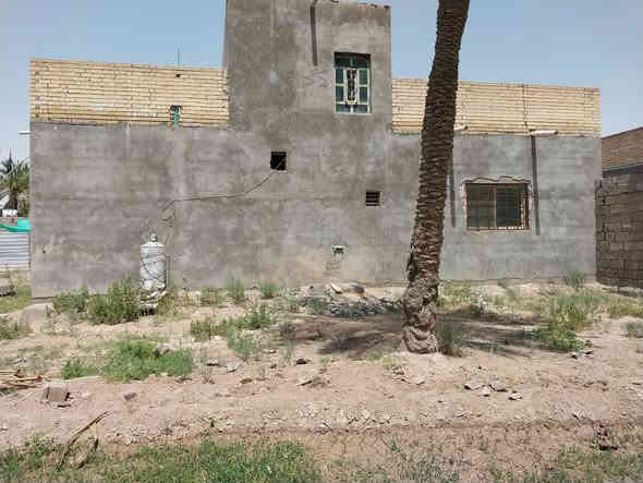 بيتان للبيع مع بستان مساحته دونم و٤٠٠ متر  البيت الأول ٤ غرف +هول +ديوانيه مساحة البيت تقريبا اكثر ٥٠٠ متر +البيت الثاني ٢ غرفه +هول +ديوانيه مساحة البيت اكثر ٣٠٠ متر 
العنوان البصره قرب معمل الورق قرب مستوصف الزين الصحي 
ناحية المصطفى السعر ٢٣٠ مليون وممكن التفاوض 
*********** البيت ال ٤ غرف مسلح والبيت الثاني عكاده 
بناء ٢٠١٠ 
ملاحظه : يمكن شراء كل بيت على حده او الأرض فقط
