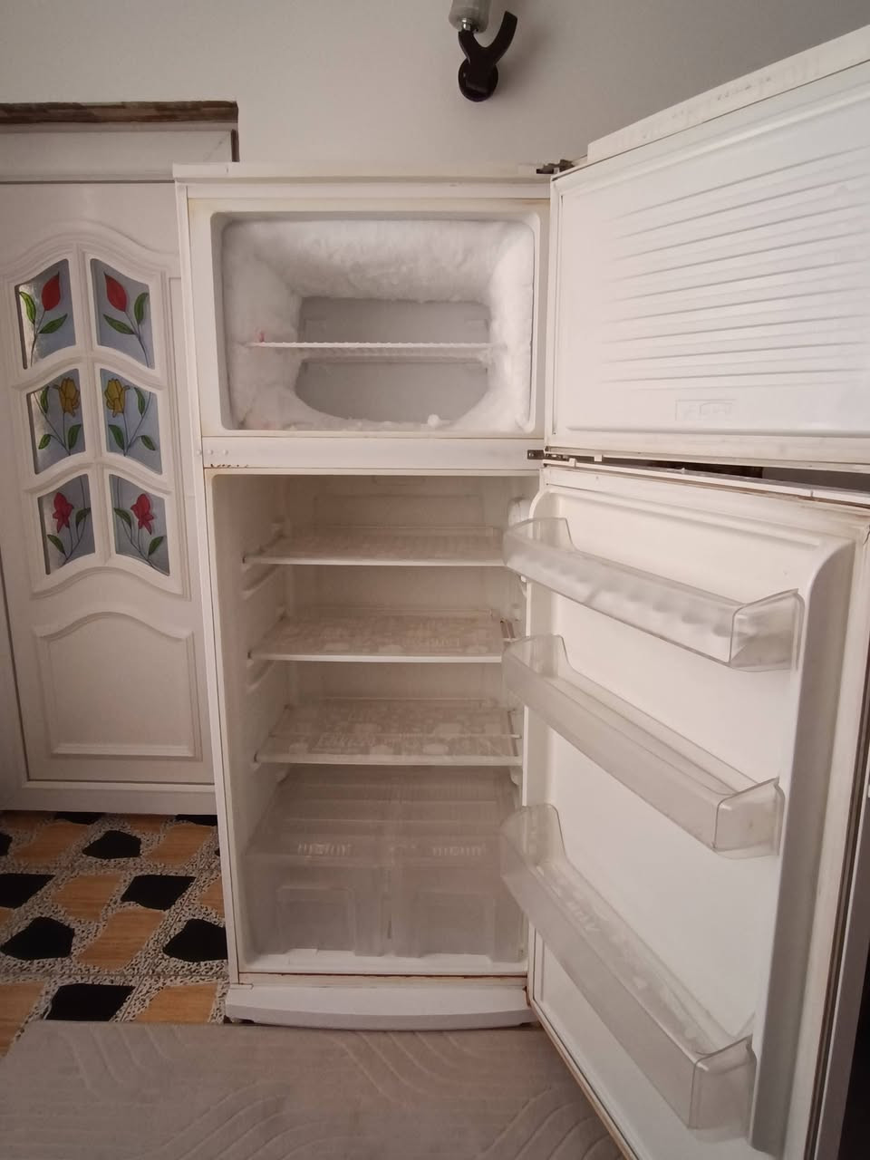 السلام عليكم
ثلاجه للبيع مال بيت مستعمل نضيف 
حجمها كبير طول ١٨٠ وعرضها ٨٠ 
السعر ٣٠٠ وبي مجال 
مكانها كركوك القادسيه 
رقم الهاتف ***********
